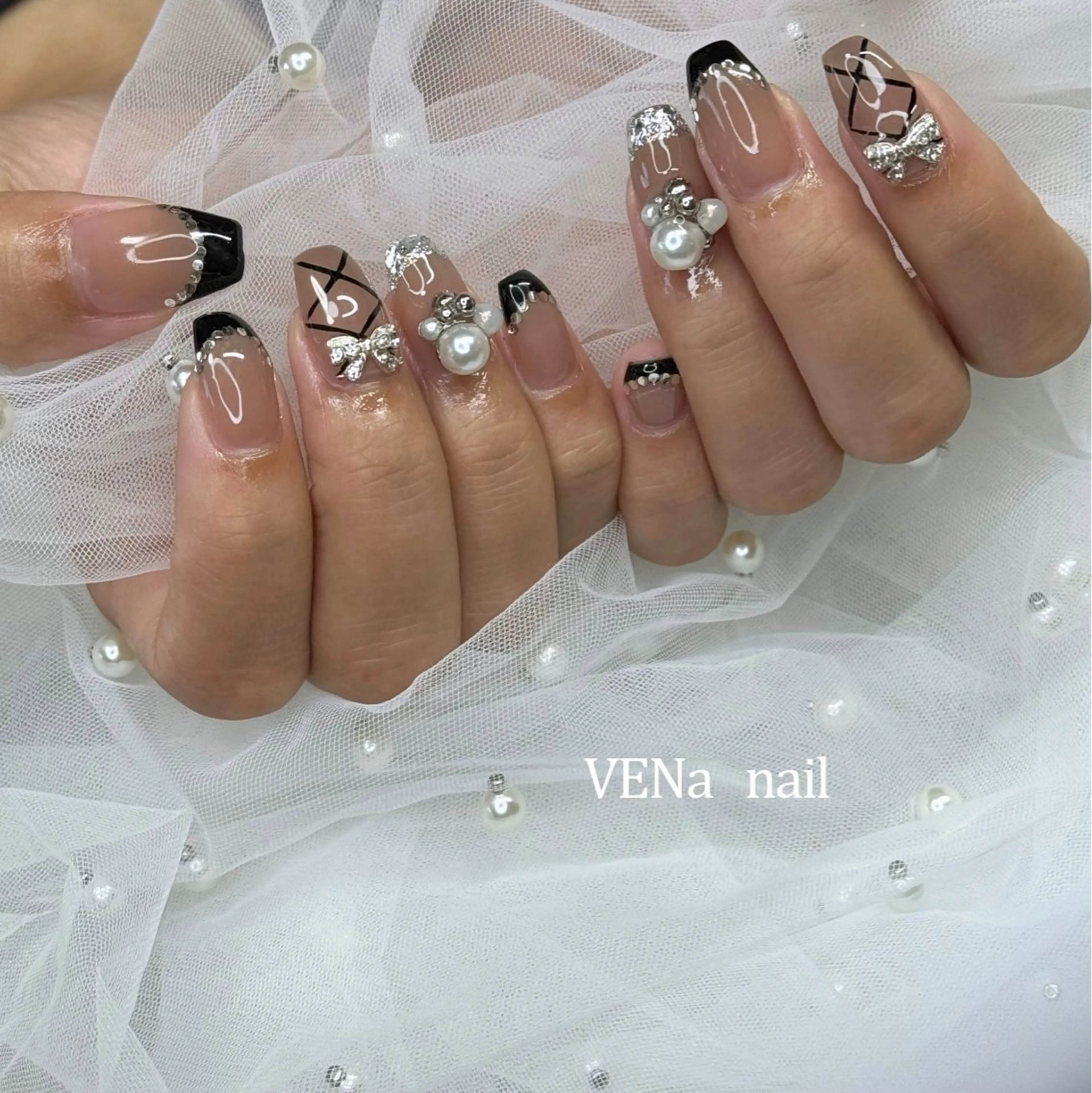 ネイル フレンチネイル 赤色 リボン 冬ネイル VENa eye＆ nail salonのマツエク・マツパデザイン