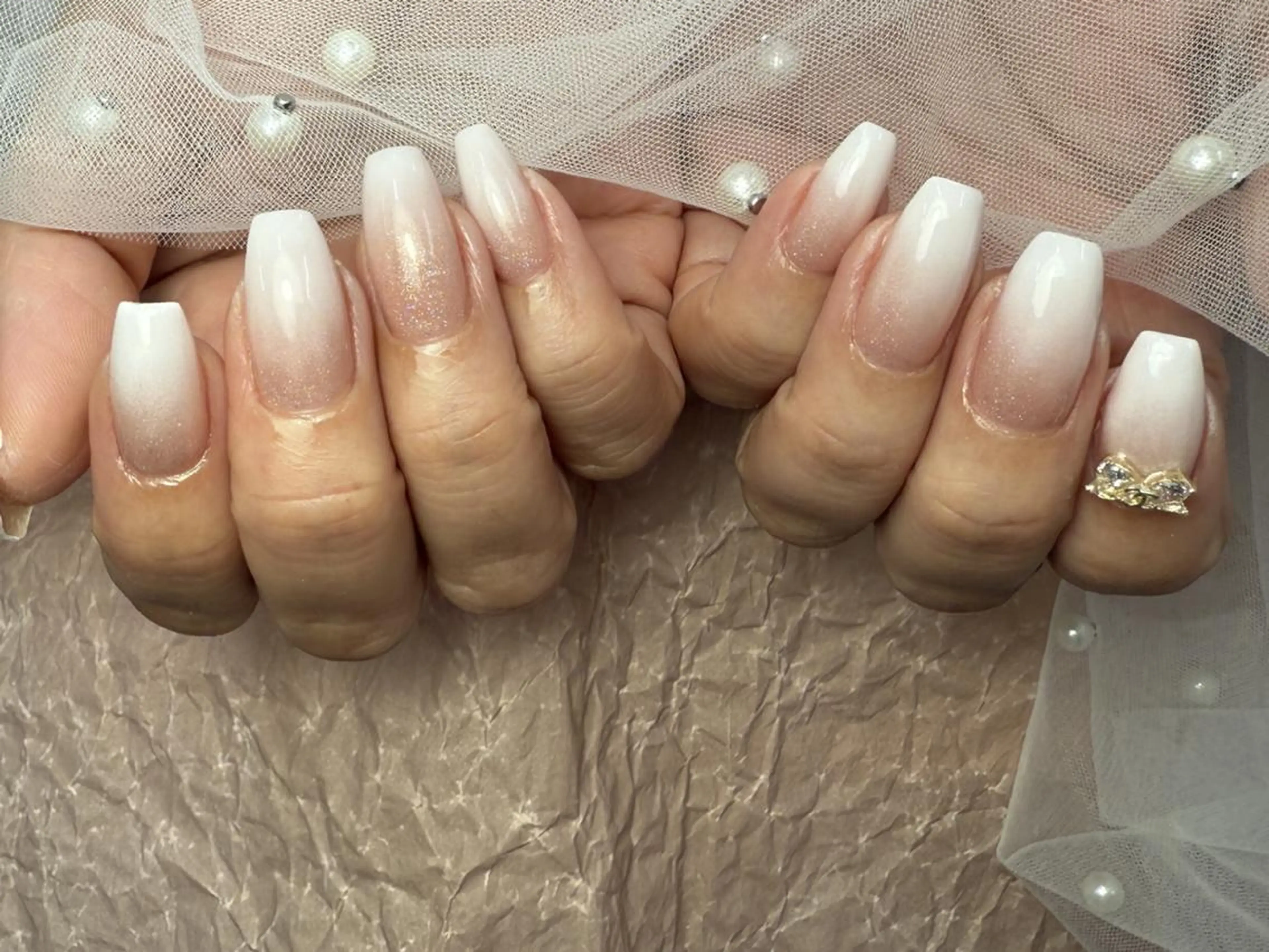 ネイル グラデーション リボン シンプルネイル ブライダルネイル ホワイト ハンドネイル ハンドケア ToliyDeliy Nail Salonのネイルデザイン