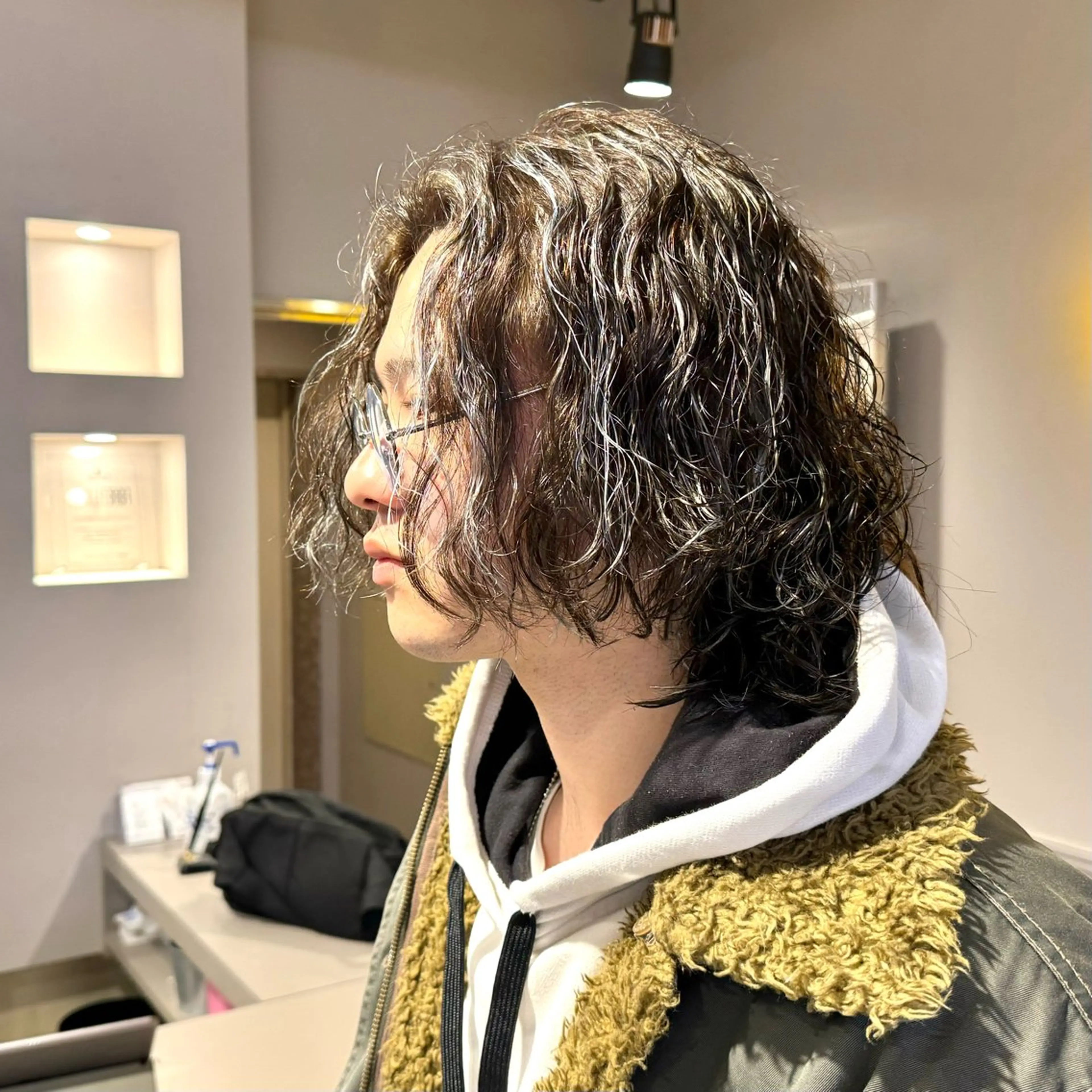 ミディアム パーマ ヘアアレンジ メンズ ミディアムパーマ メンズハイライト メンズパーマ ハイライト カット ヘアカラー パーマ ヘッドスパ ヘアセット 顔まわりカット の達人のヘアスタイル