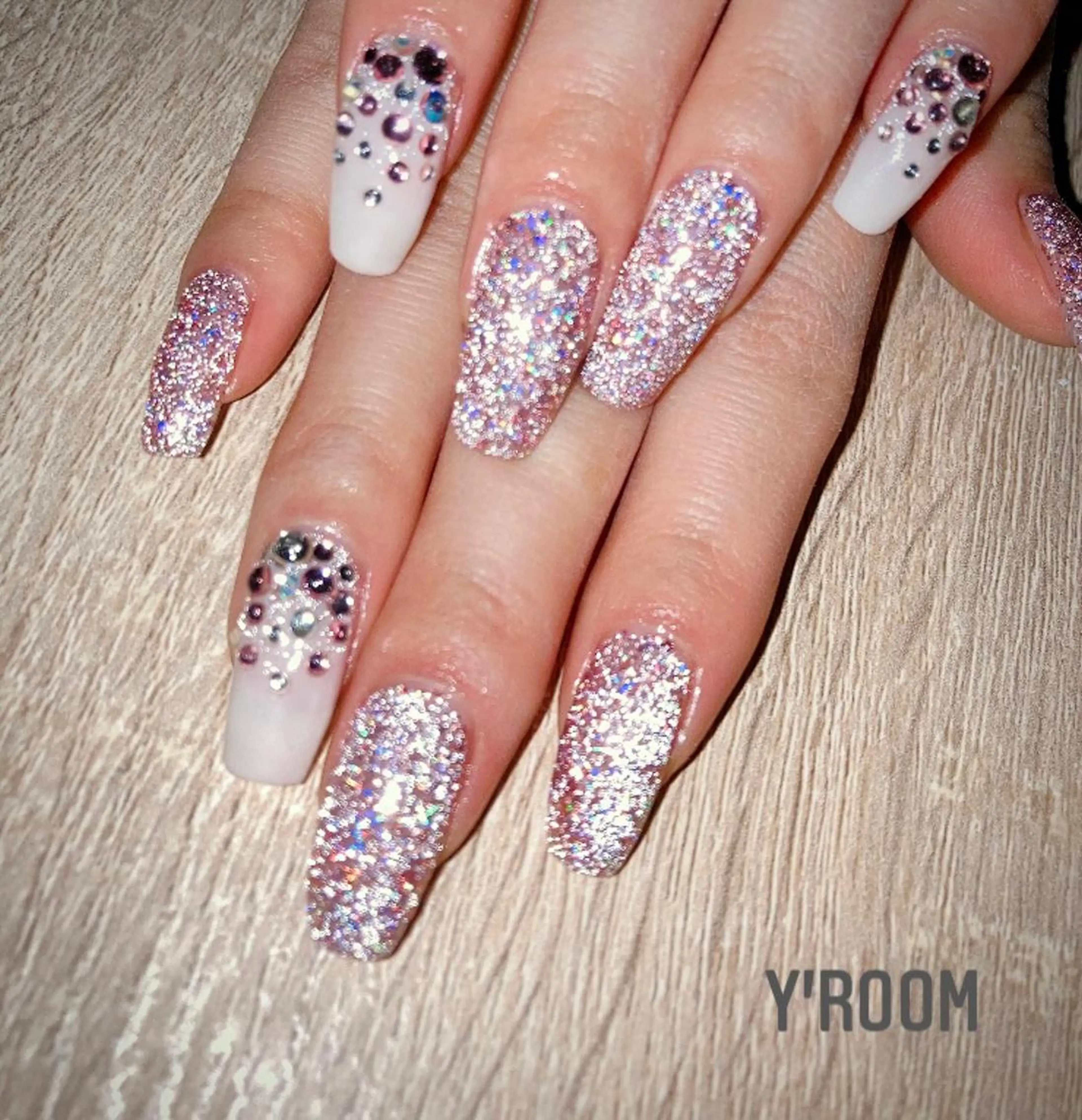 ネイル オーロラネイル フラッシュネイル ジェルネイル 氷ネイル・うるうるネイル ラメ(グリッター) YUKA （ネイリスト）のネイルデザイン