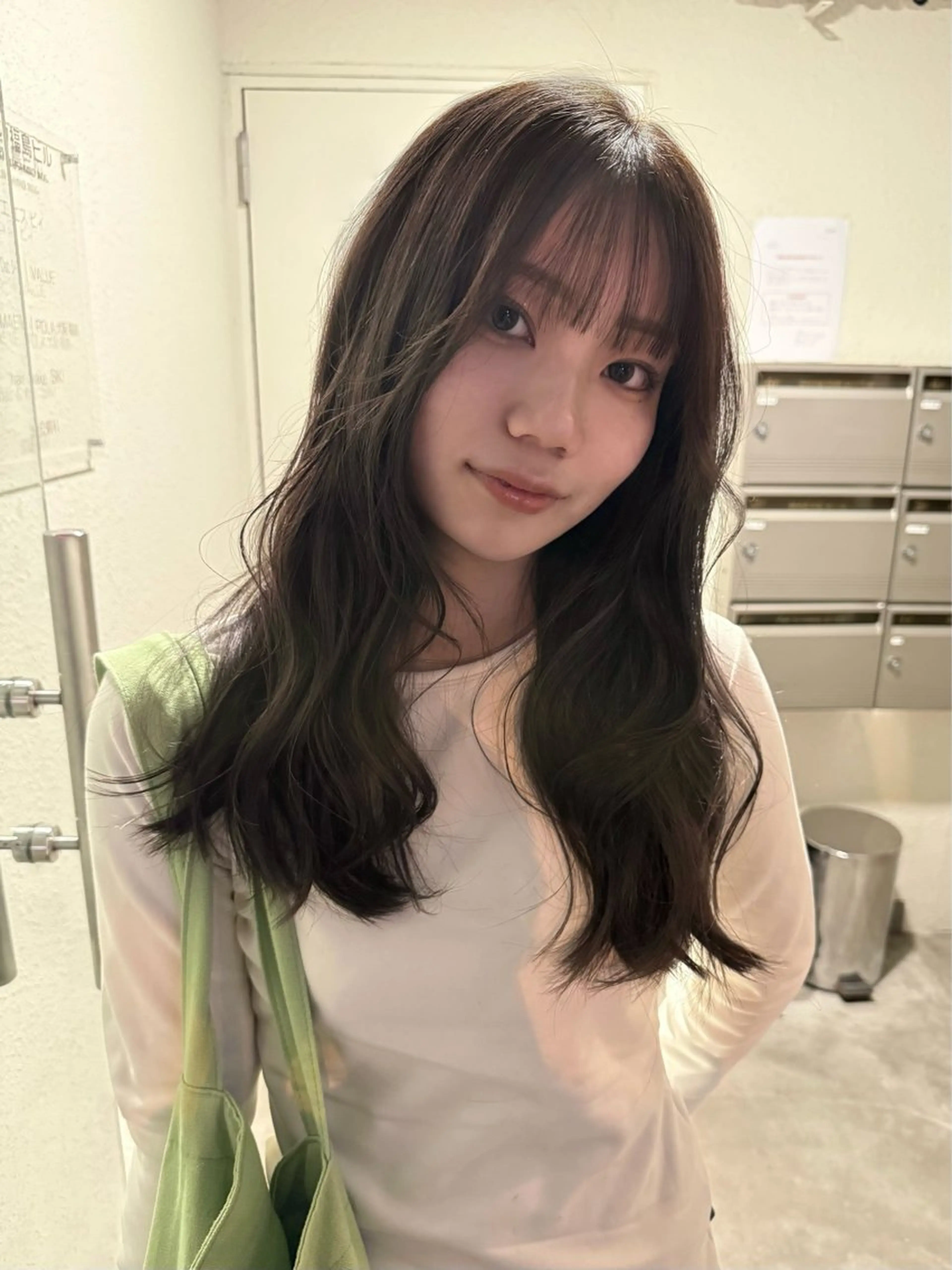 セミロング 顔周りカット ハイレイヤー 韓国風ヘア レイヤーカット ヘアカラー トリートメント SIKI所属・sliver siki/yuuのヘアスタイル