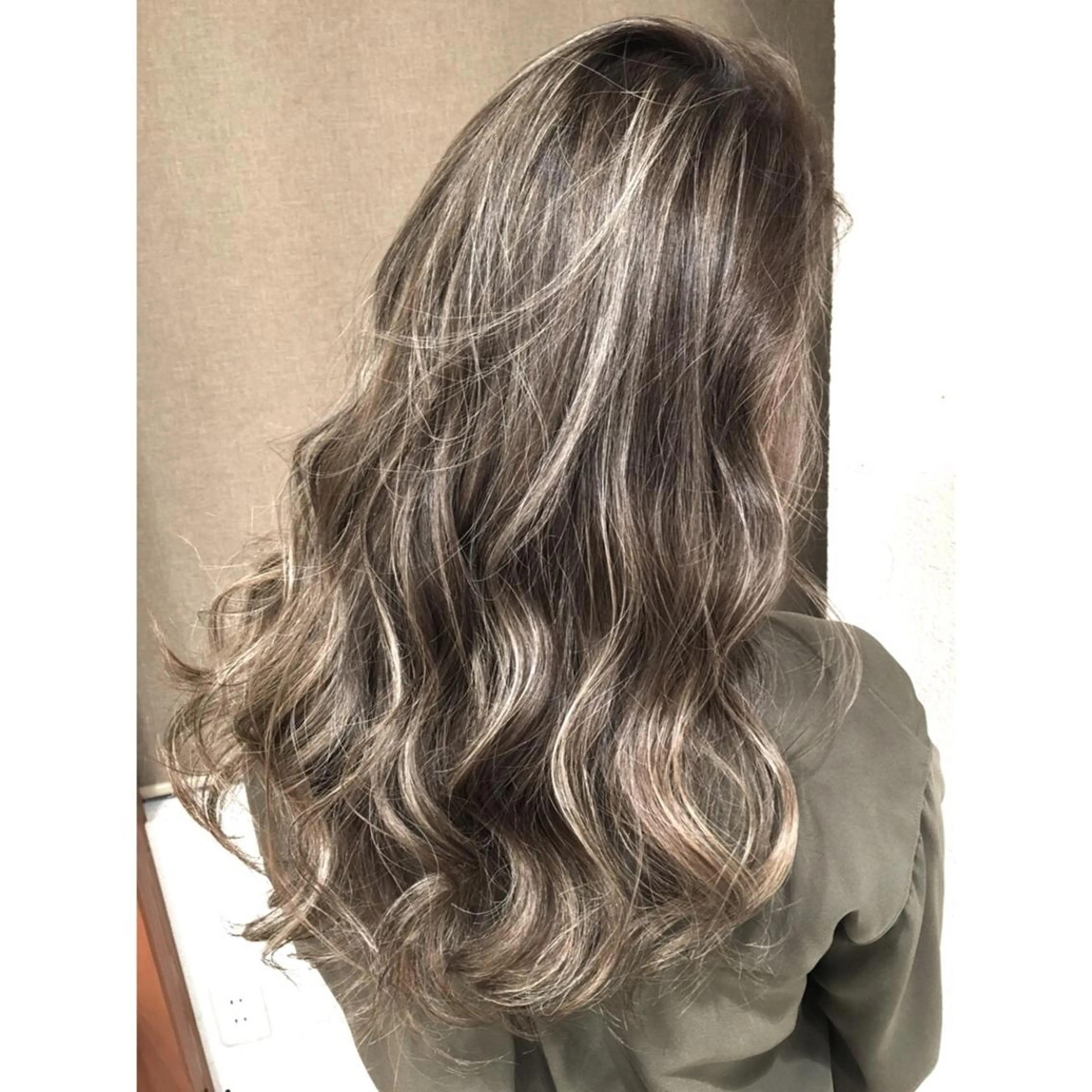 ロング カラー ハイライトカラー 3Dハイライト ハイライト カット ヘアカラー トリートメント 井上 一平のヘアスタイル