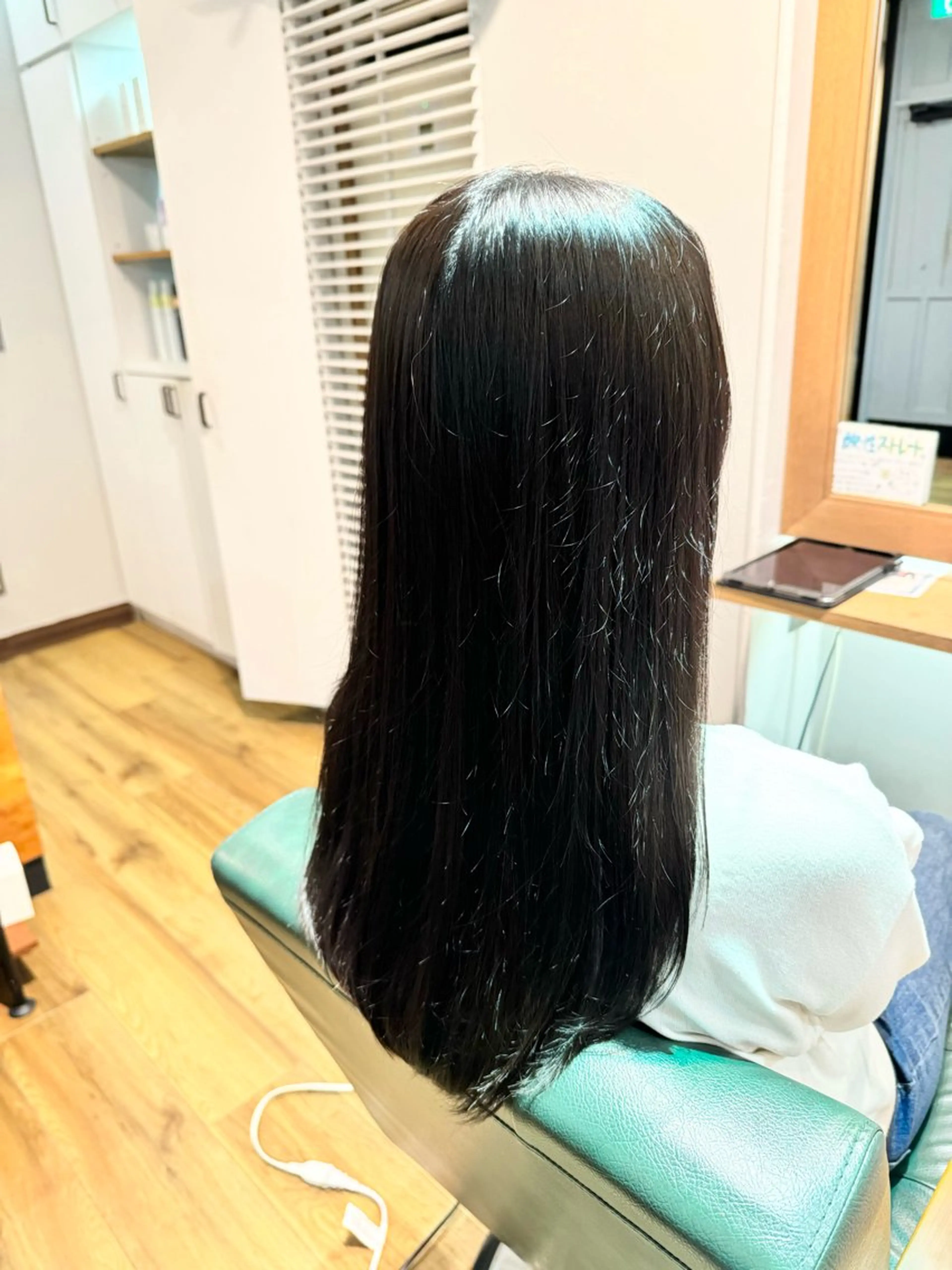 ロング カラー 黒髪 ブルーカラー ブルーブラック カット ヘアカラー トリートメント ツキダテ ユイのヘアスタイル