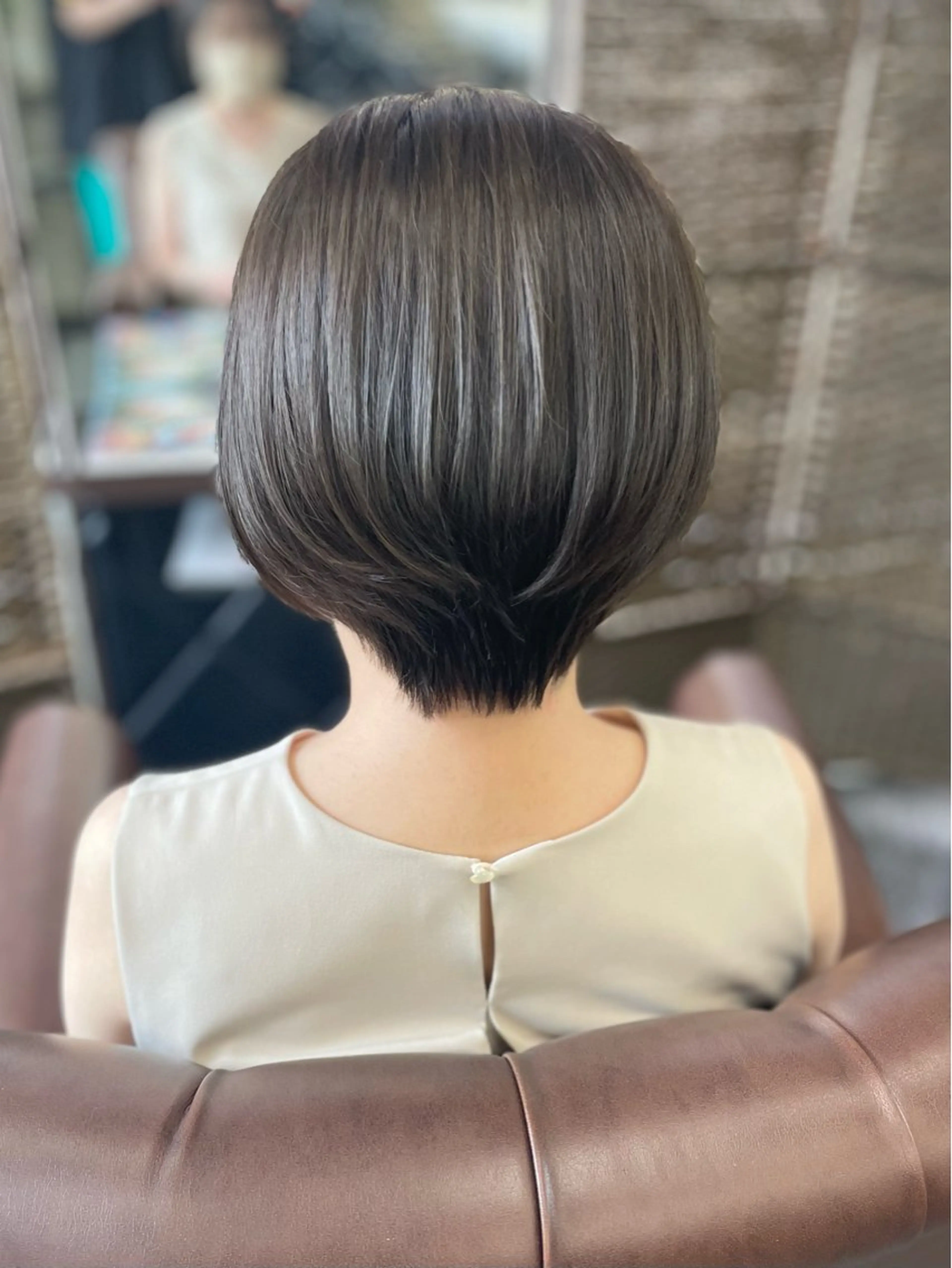 ショート カラー ショートレイヤー グレージュ オリーブグレージュ オリーブグレー レイヤーカット カット ヘアカラー 沢田 瞳のヘアスタイル