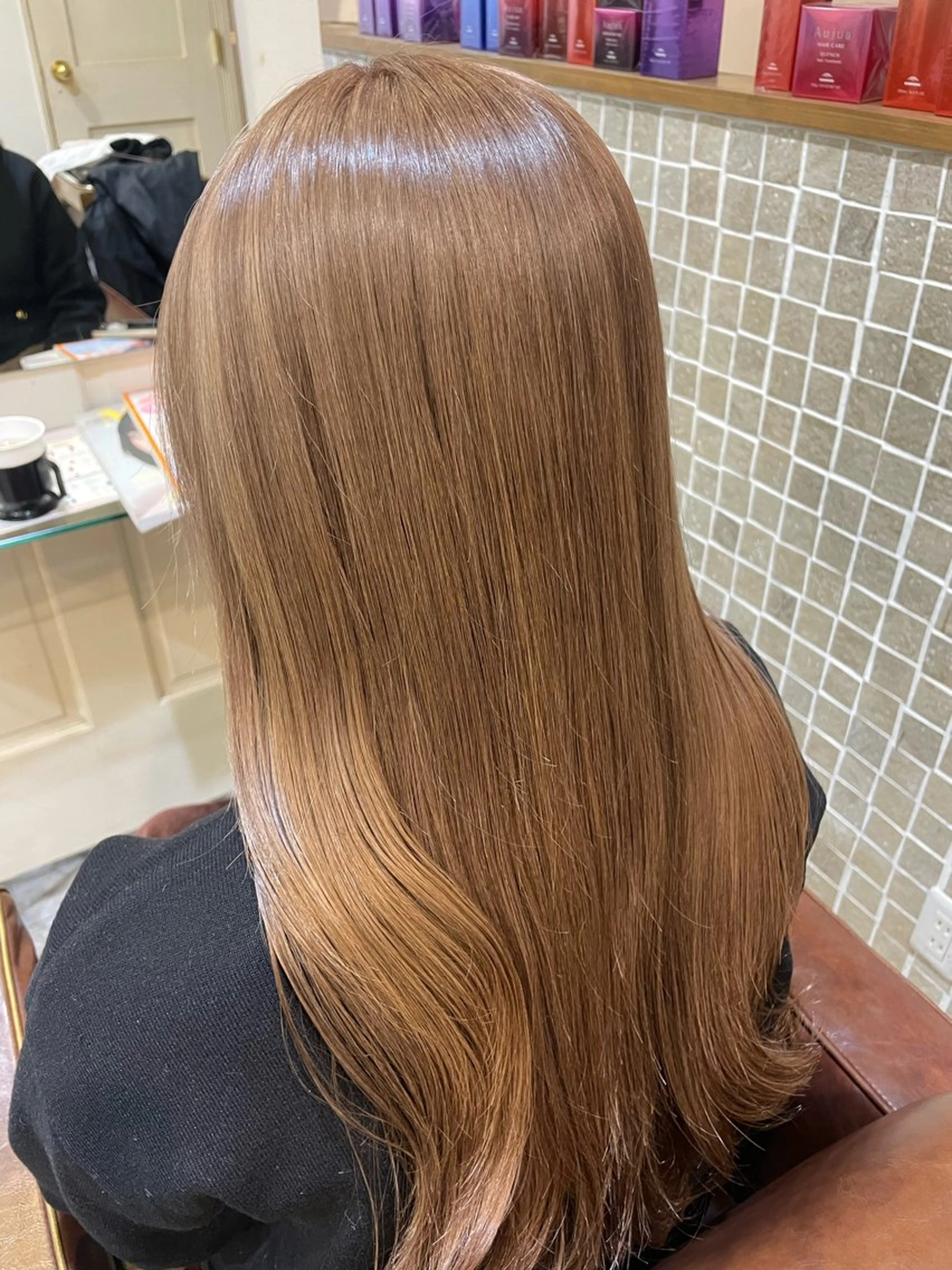 ロング カラー ベージュカラー ブリーチ ミルクティーベージュ カット ヘアカラー トリートメント 立川・くびれミディ 旬なデザインカラーのヘアスタイル