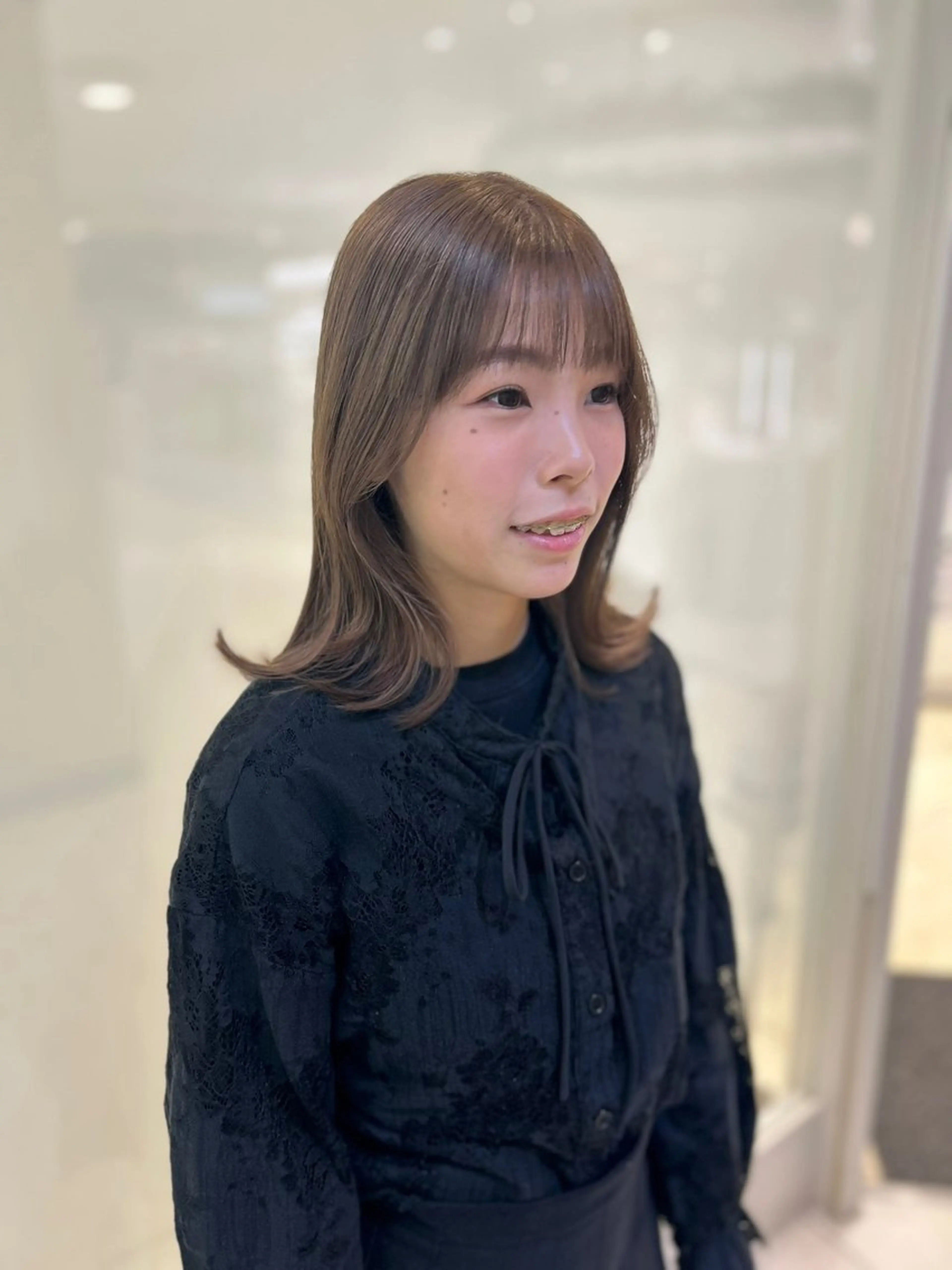 ミディアム カラー ベージュカラー ブリーチ ミルクティーベージュ カット ヘアカラー トリートメント 似合わせカラー/艶 髪質改善/ヨシザキのヘアスタイル