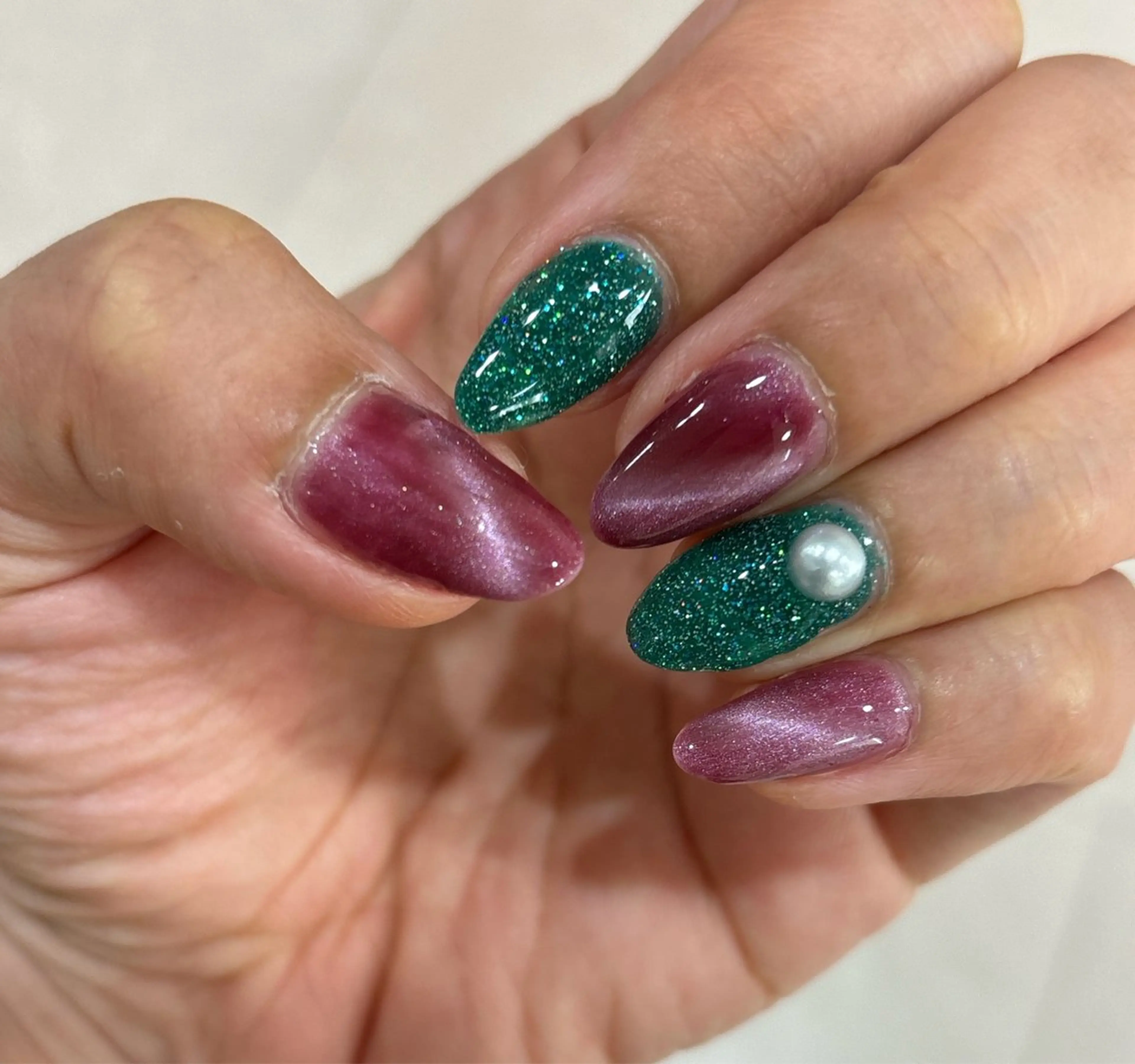 ネイル グリーン ラメ(グリッター) マグネットネイル ワンカラーネイル ピンク ハンドネイル nail salon いづみ(節花内)所属・ネイルサロン いづみ(節花内)のネイルデザイン