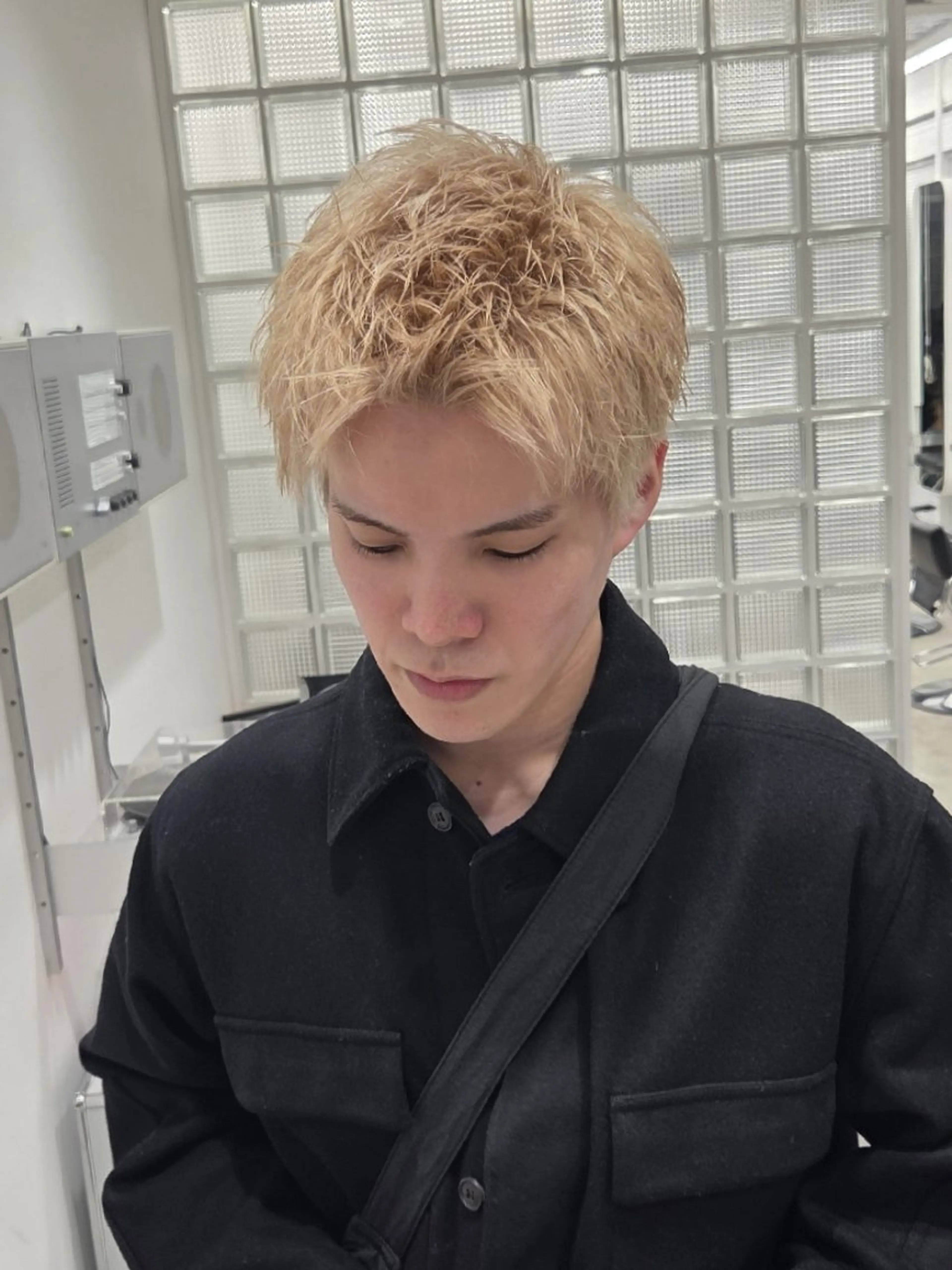 カラー メンズ メンズブリーチ メンズハイトーン ベージュカラー 黒髪 ブリーチ カット ヘアカラー トリートメント YOKUTO/メンズ ︎/8日空き️⭕️のヘアスタイル