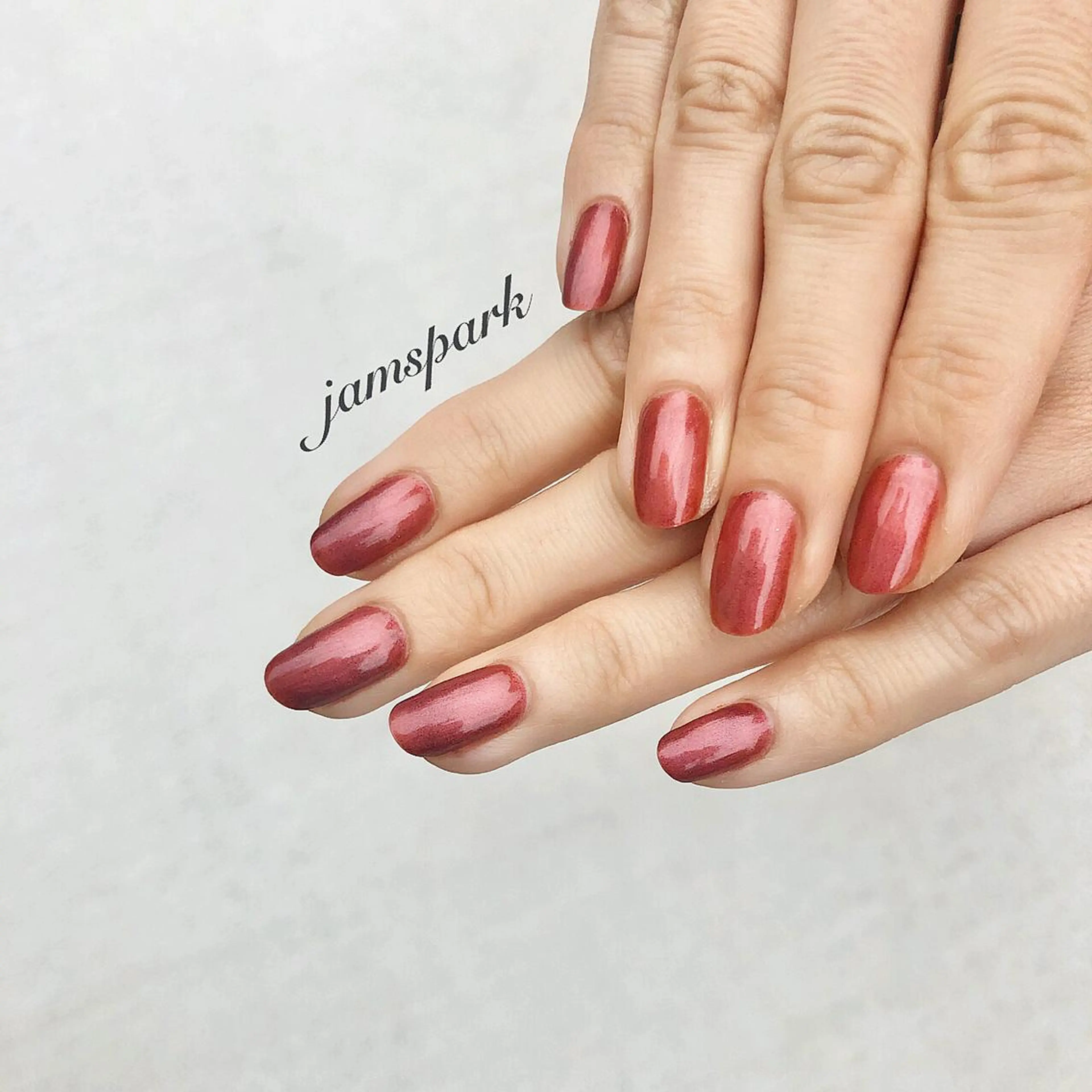ネイル ミラーネイル ニュアンスネイル ワンカラーネイル 赤色 ハンドネイル jamspark ✨のネイルデザイン