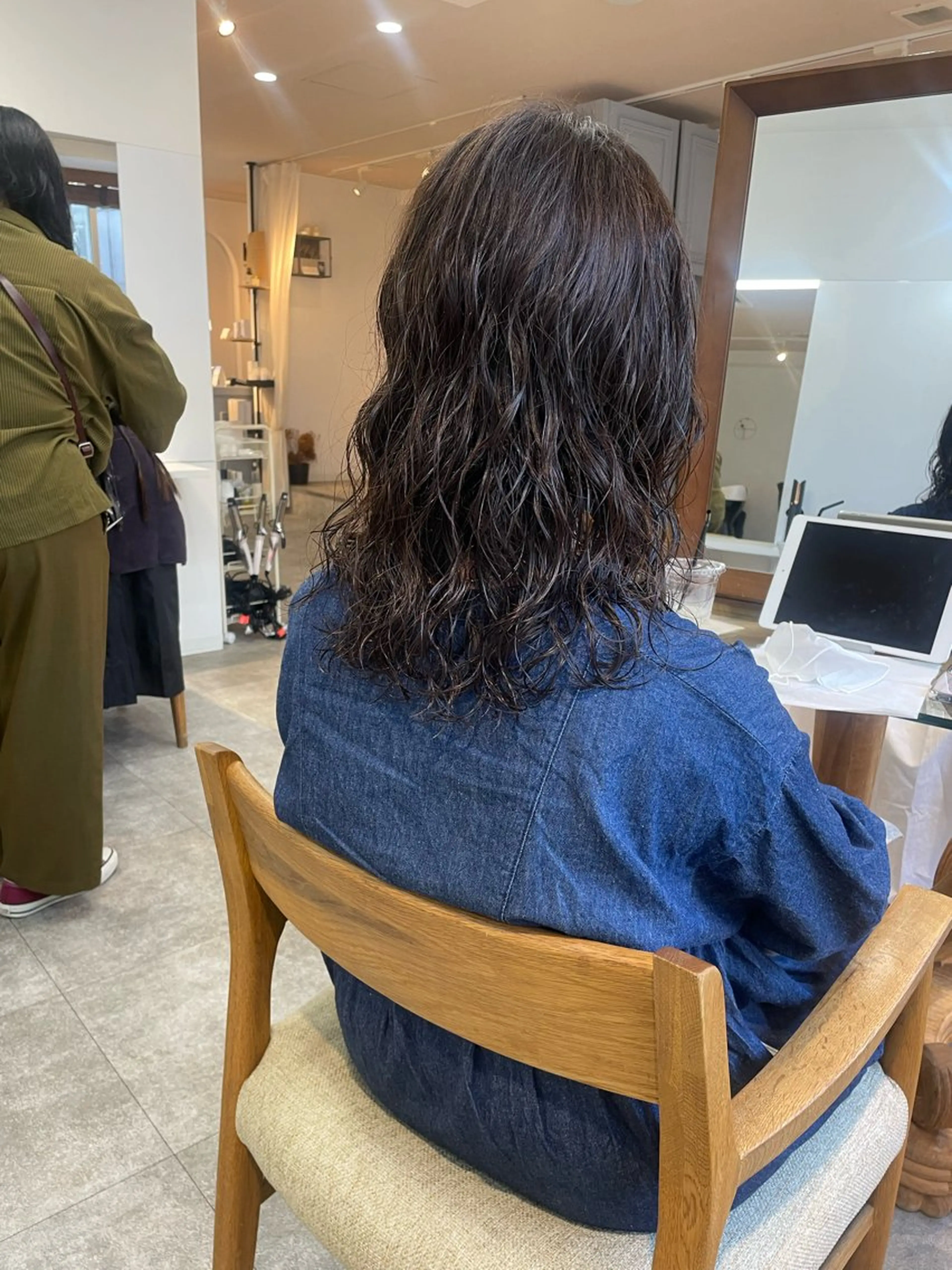 セミロング パーマ 渥美 怜子のヘアスタイル