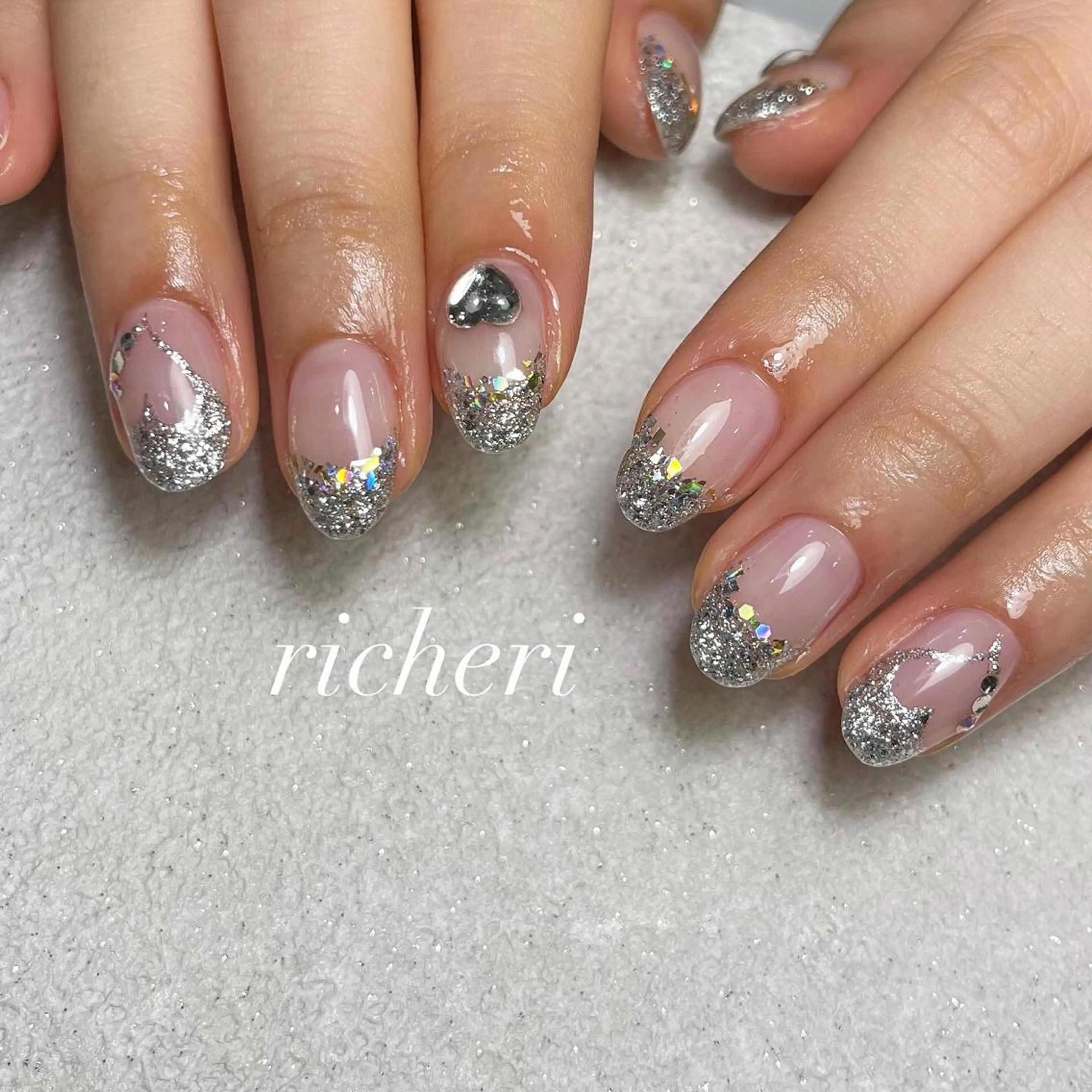 ミディアム ネイル 韓国風ヘア アートネイル フレンチネイル ジェルネイル ガラスフレンチ richeri beautyのエステ・リラクイメージ