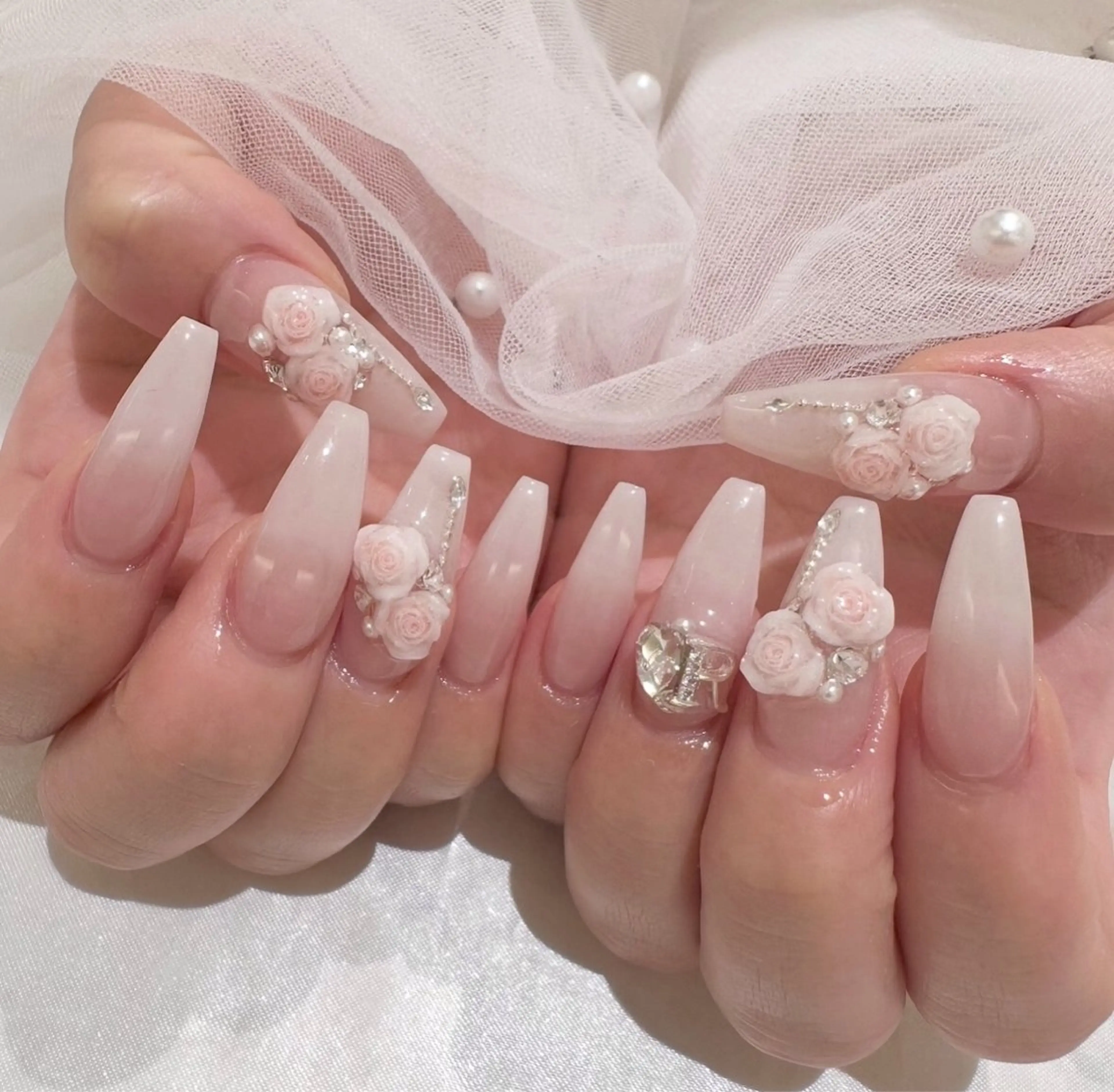 ネイル 長さ出し グラデーション キラキラネイル 韓国ネイル ラメ(グリッター) ハンドネイル ハンドケア Chisa Nail Studio所属・チ サのネイルデザイン