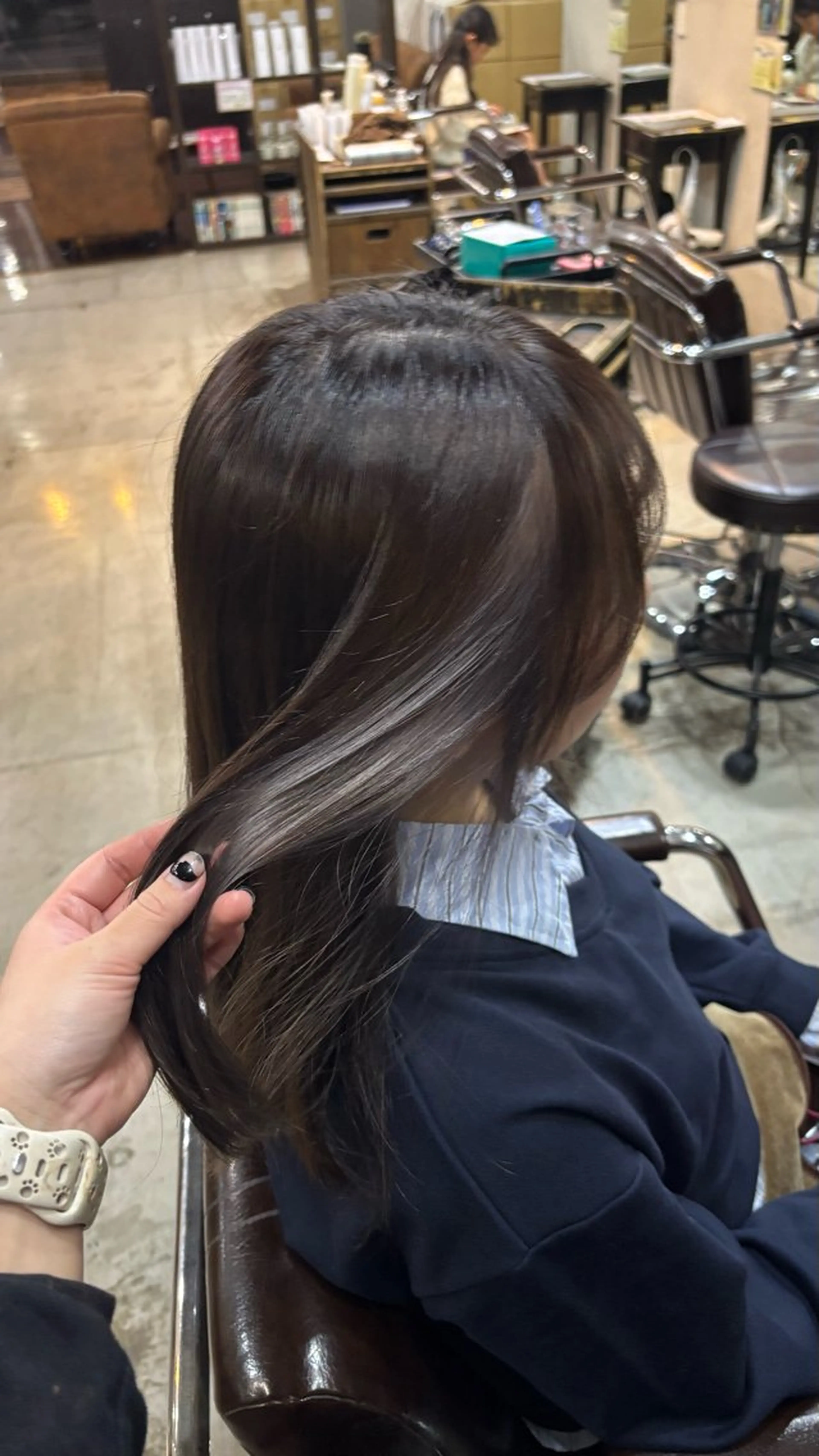 セミロング カラー イヤリングカラー シルバー ヘアカラー 小池 かなこのヘアスタイル