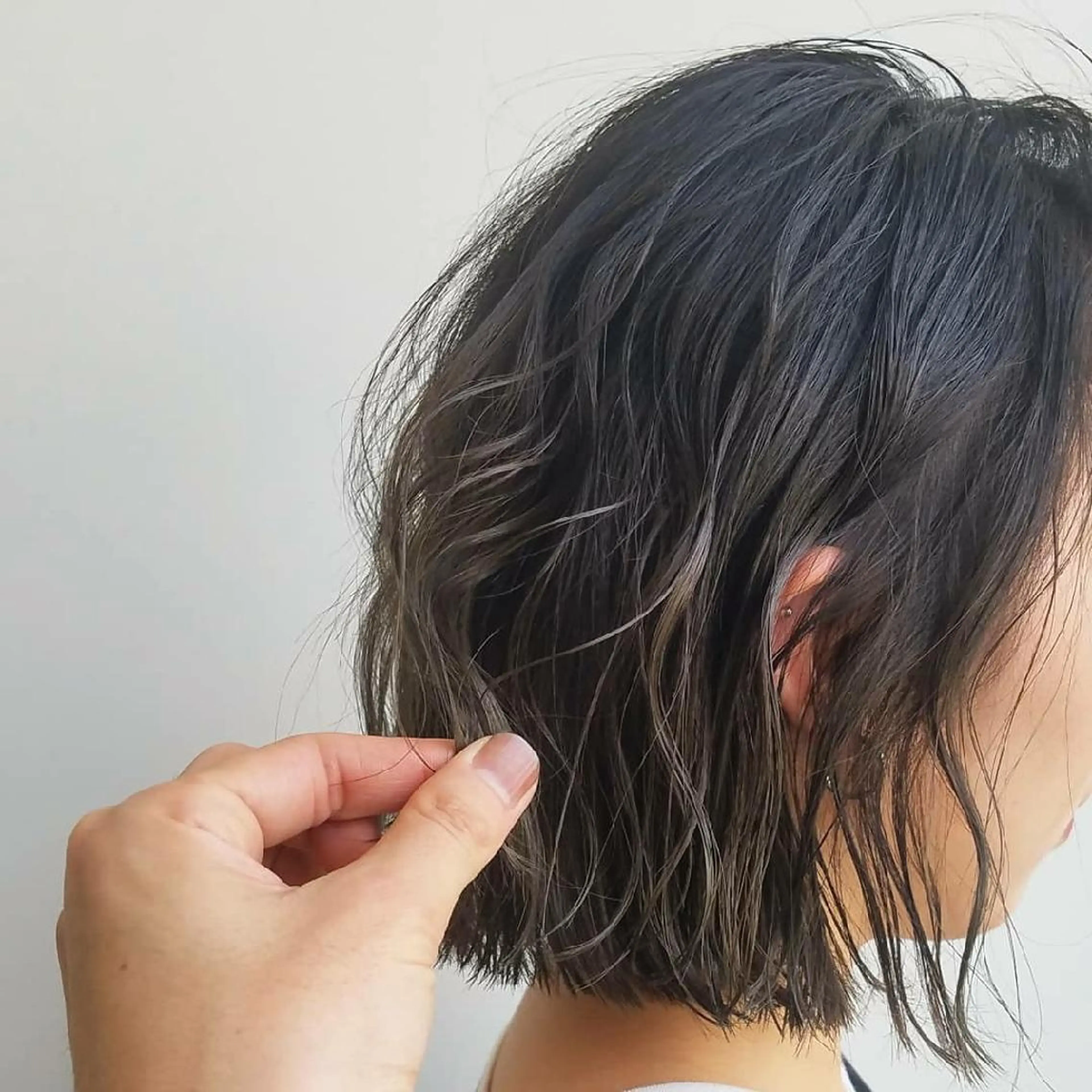 カラー ミディアム パーマ 透明感カラー グラデーションカラー iplus まつげ、眉毛、耳つぼのマツエク・マツパデザイン