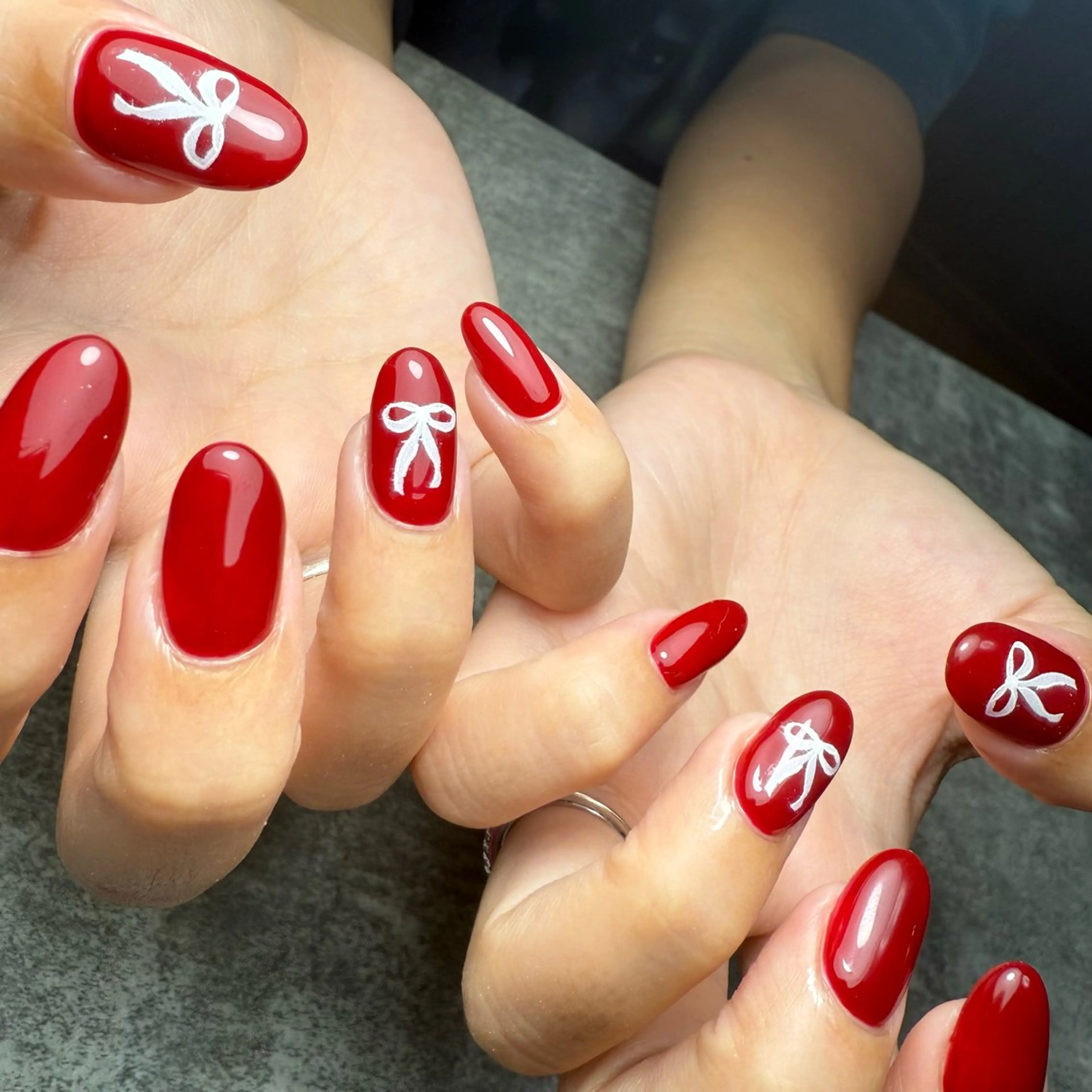 ネイル ボルドー ワンカラーネイル 赤色 リボン ハンドネイル yuki nail...のネイルデザイン