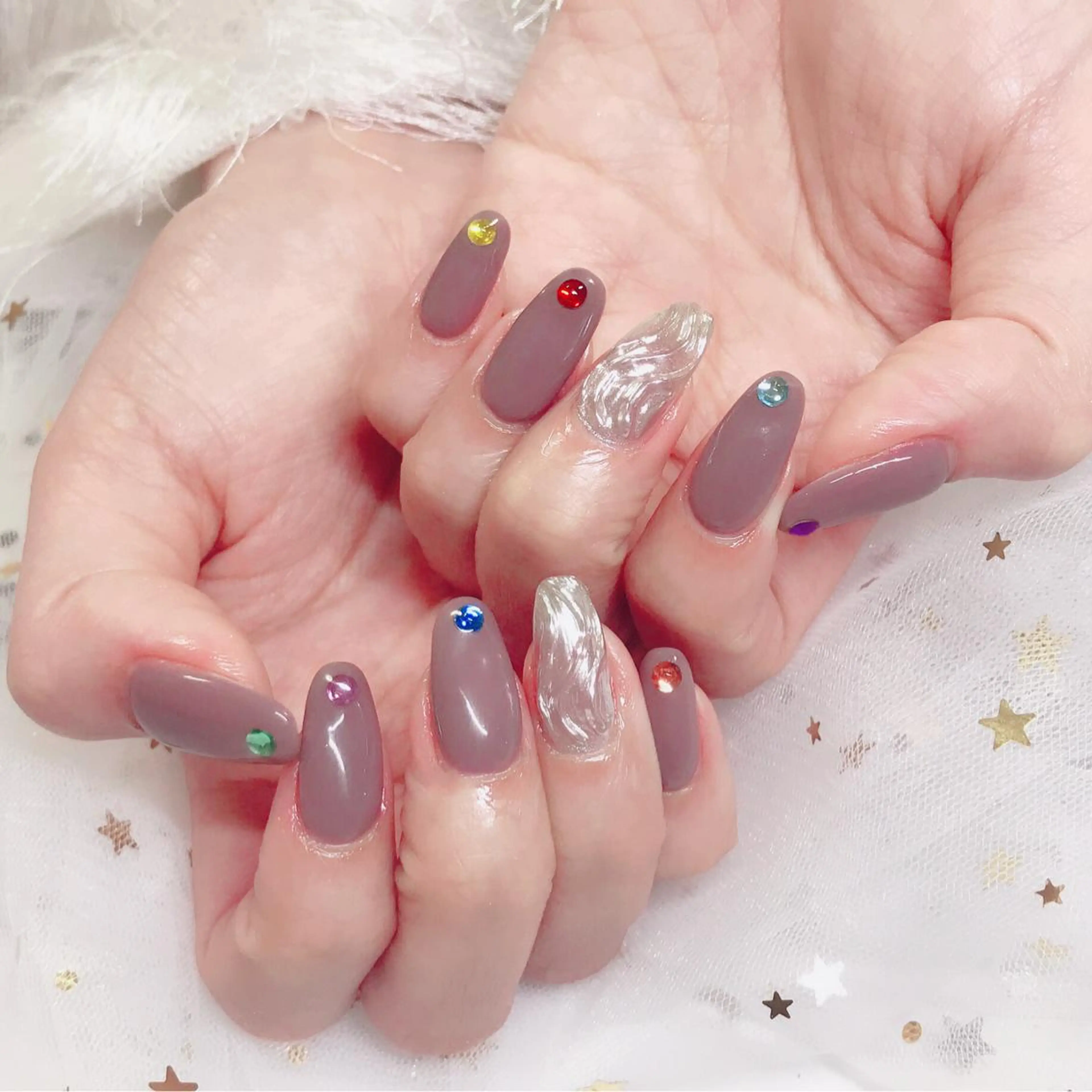 ショート カラー ネイル ストーンネイル Q Free nailsのネイルデザイン