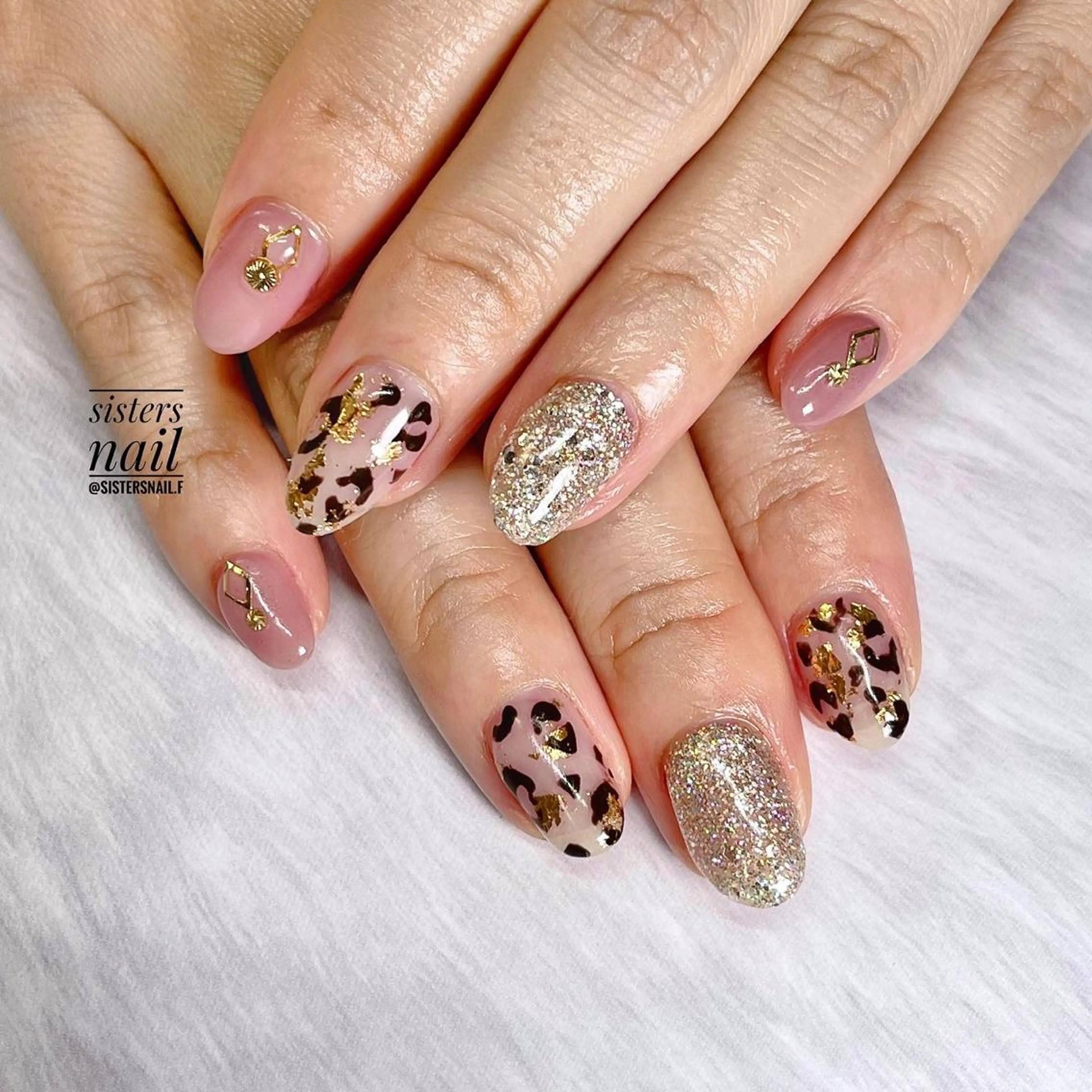 ネイル アニマル柄 アートネイル ハロウィン キラキラネイル ラメ(グリッター) sisters nail.fのネイルデザイン