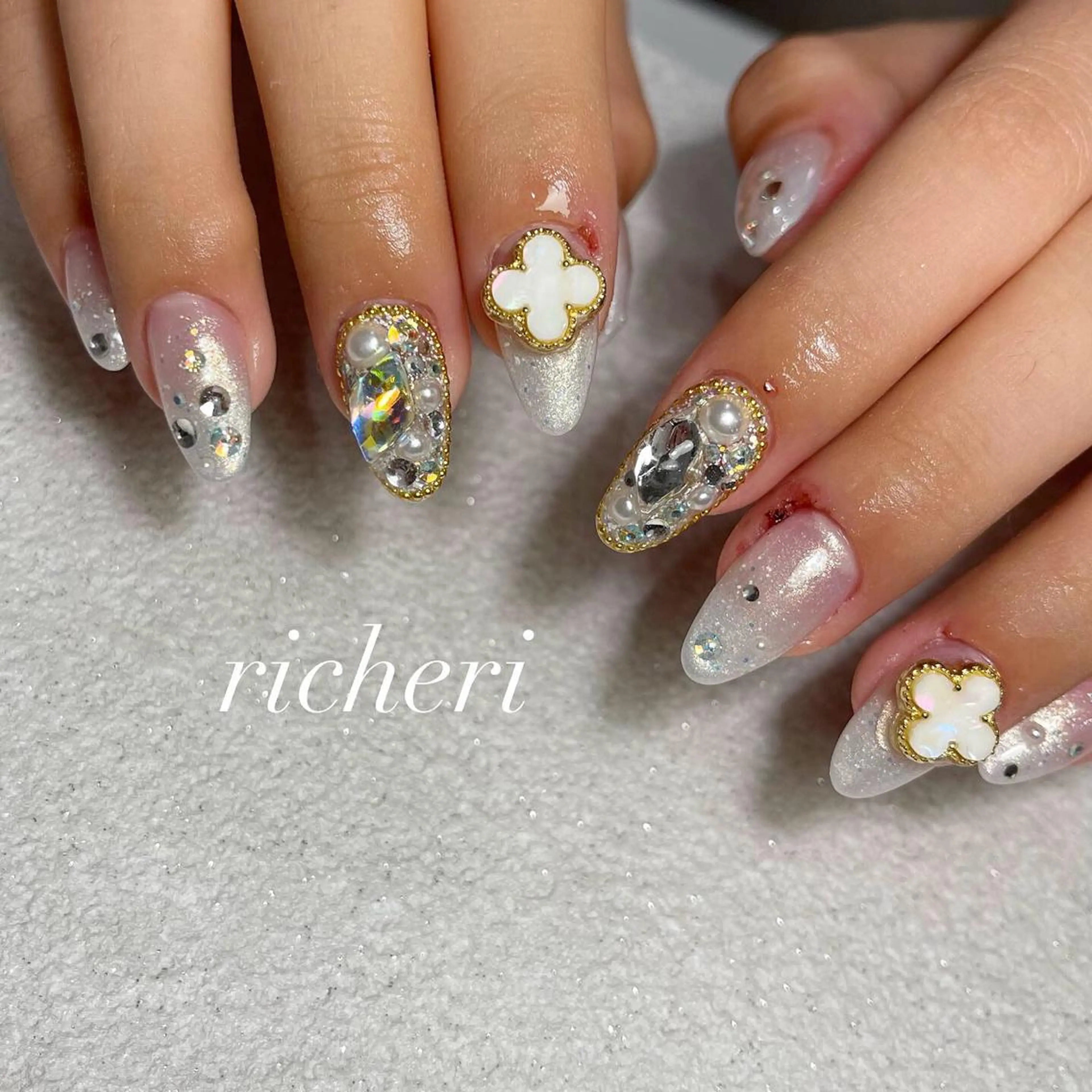 ミディアム ネイル 韓国風ヘア アートネイル フレンチネイル ジェルネイル 韓国ネイル richeri beautyのエステ・リラクイメージ