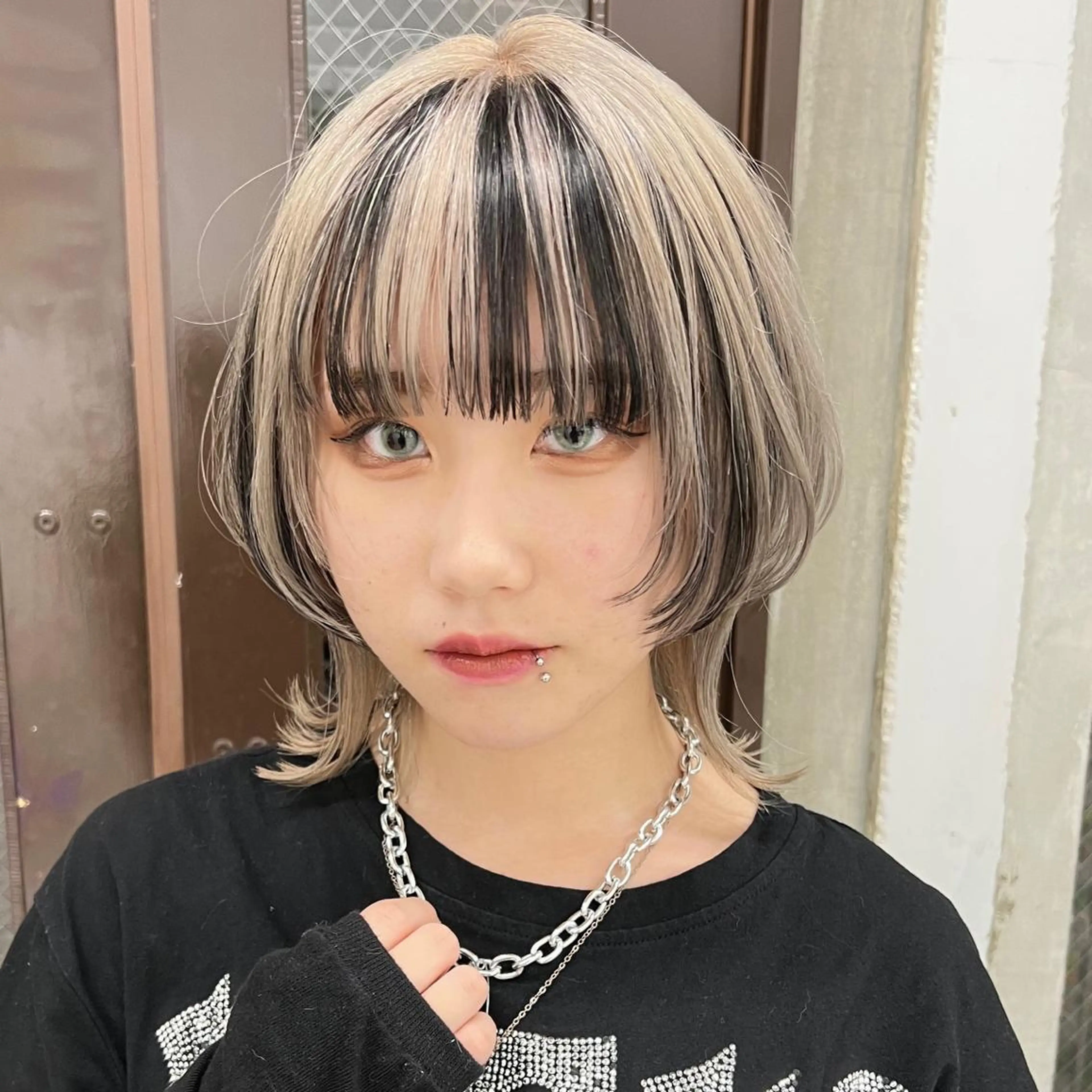 ミディアム カラー インナーカラー ウルフカット TOMOYAレイヤー ブリーチ縮毛矯正のヘアスタイル