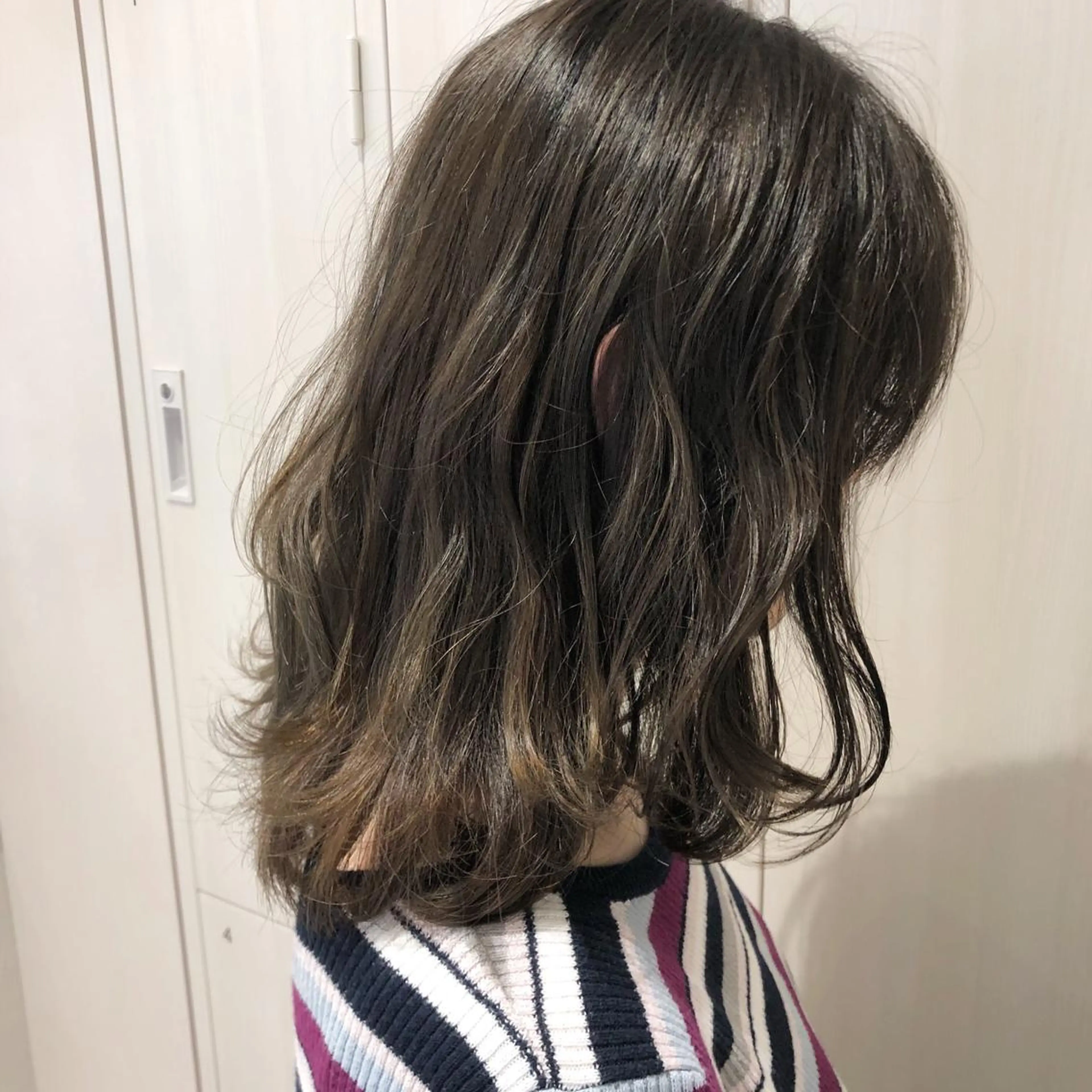 セミロング カラー アディクシーカラー アッシュ バレイヤージュ 透明感カラー グラデーションカラー レイヤー/韓国/ 顔周り/しんやのヘアスタイル