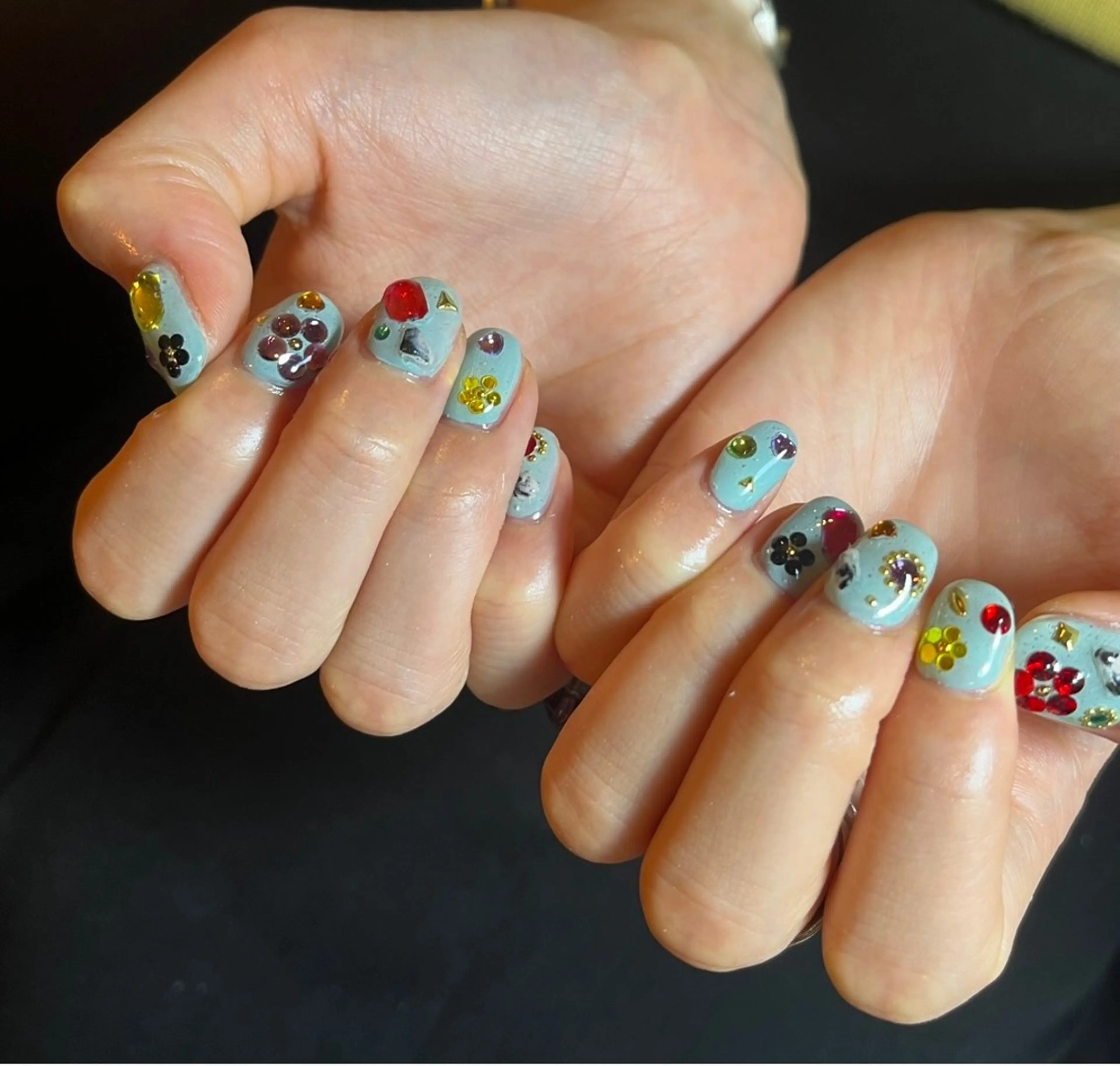 ネイル ドット キラキラネイル 水色 ストーンネイル フリーランス¨̮⃝ ネイリストOKADAのネイルデザイン