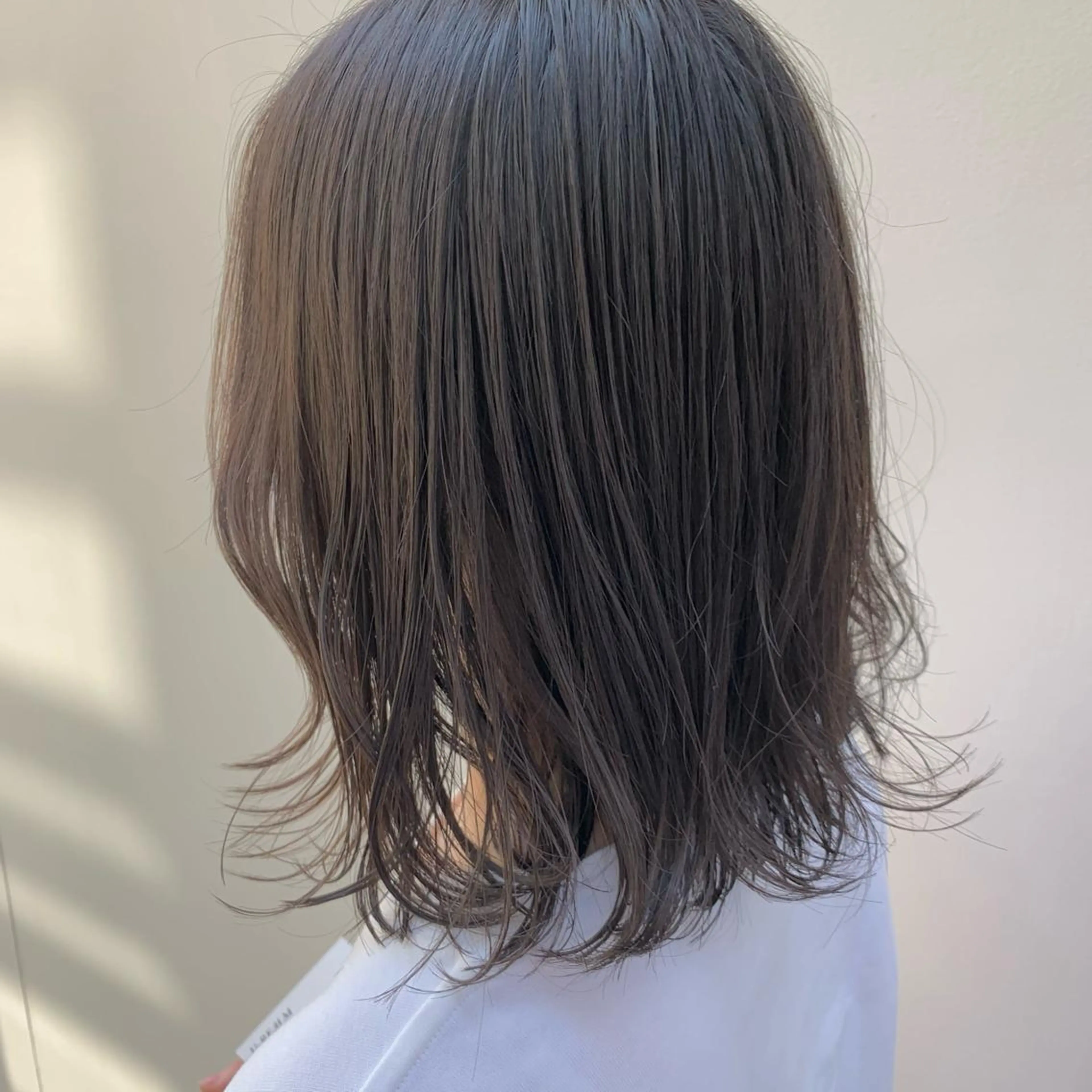 ミディアム カラー ベージュカラー 透明感カラー グレージュ イルミナカラー ミルクティーベージュ カット ヘアカラー SALOWIN表参道店所属・マンツーマン×半個室 まちだきょうすけのヘアスタイル