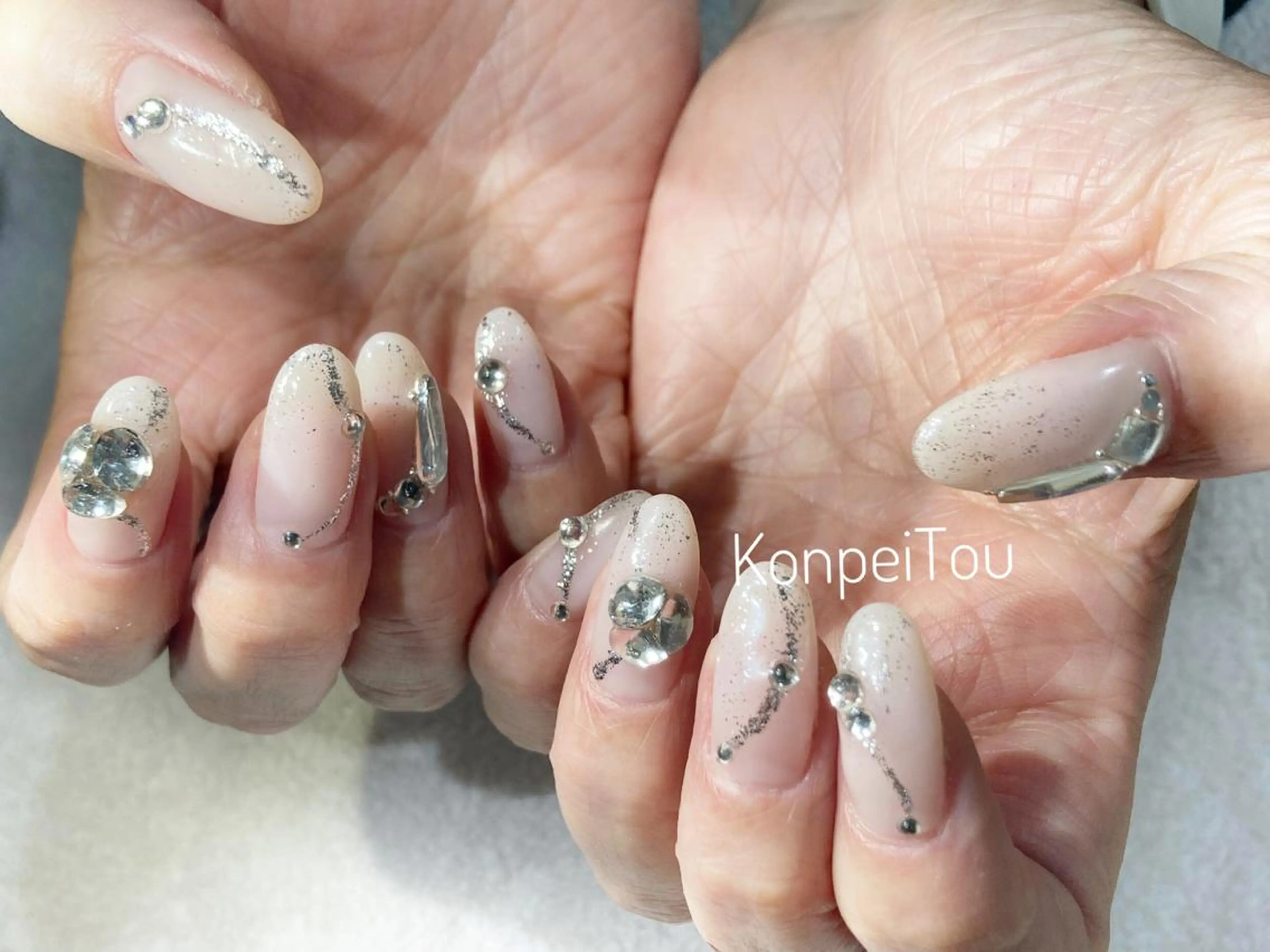 ネイル キラキラネイル ブライダルネイル ホワイト ハンドネイル おうちのネイルサロン　konpeiTou〜こんぺいとう〜所属・おうちのネイルサロン KonpeiTouのネイルデザイン