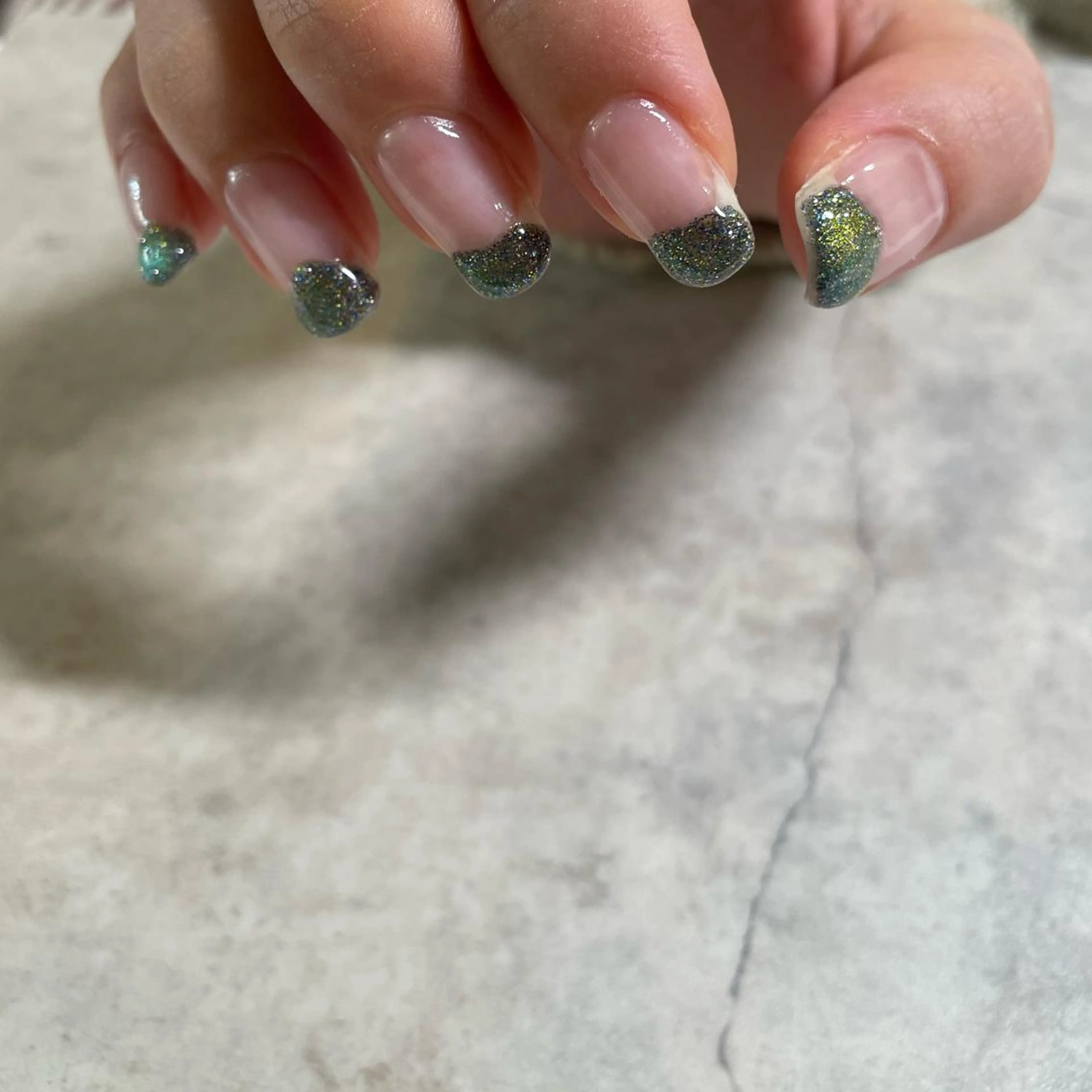 ネイル anyora nail salon所属・大人ワンホン キラキラ／Ayanoのネイルデザイン