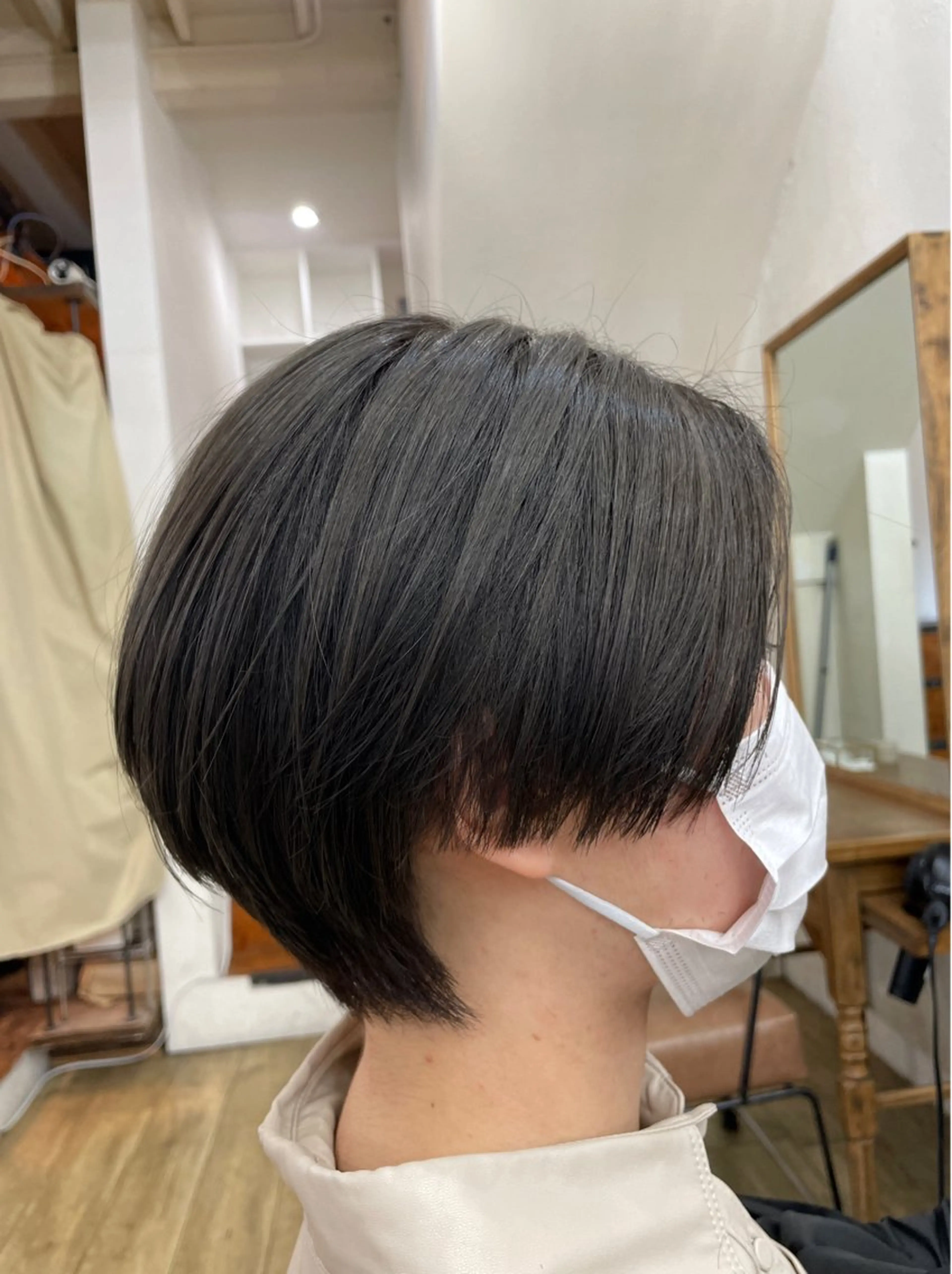 ショート カラー ハンサムショート ブリーチ ダークグレー ショートヘア カット ヘアカラー ブリーチなし透明感 タケザワミキのヘアスタイル