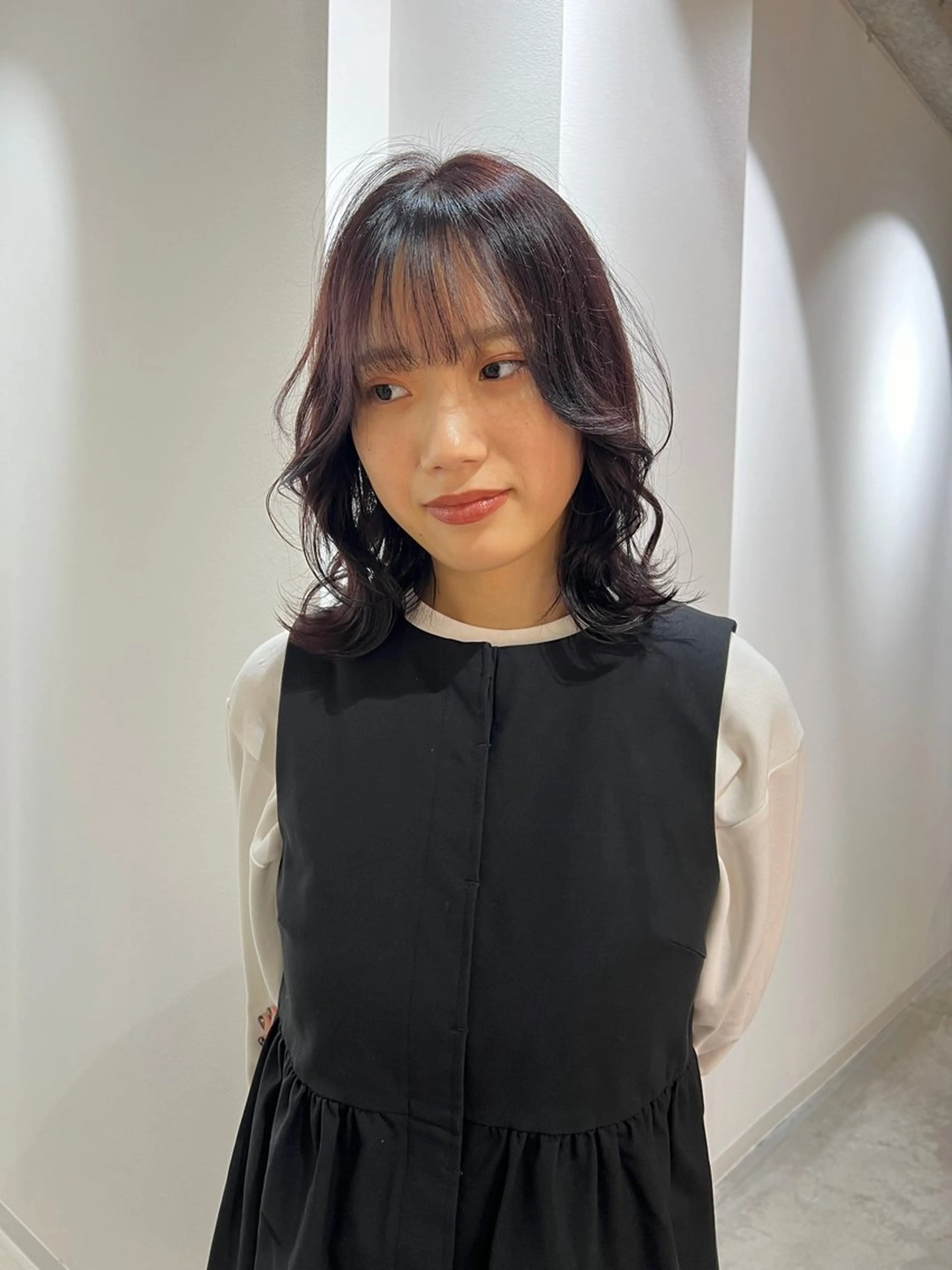 ミディアム ラベンダーブラウン 顔周りカット カット ヘアカラー VISION 巻幡野花のヘアスタイル