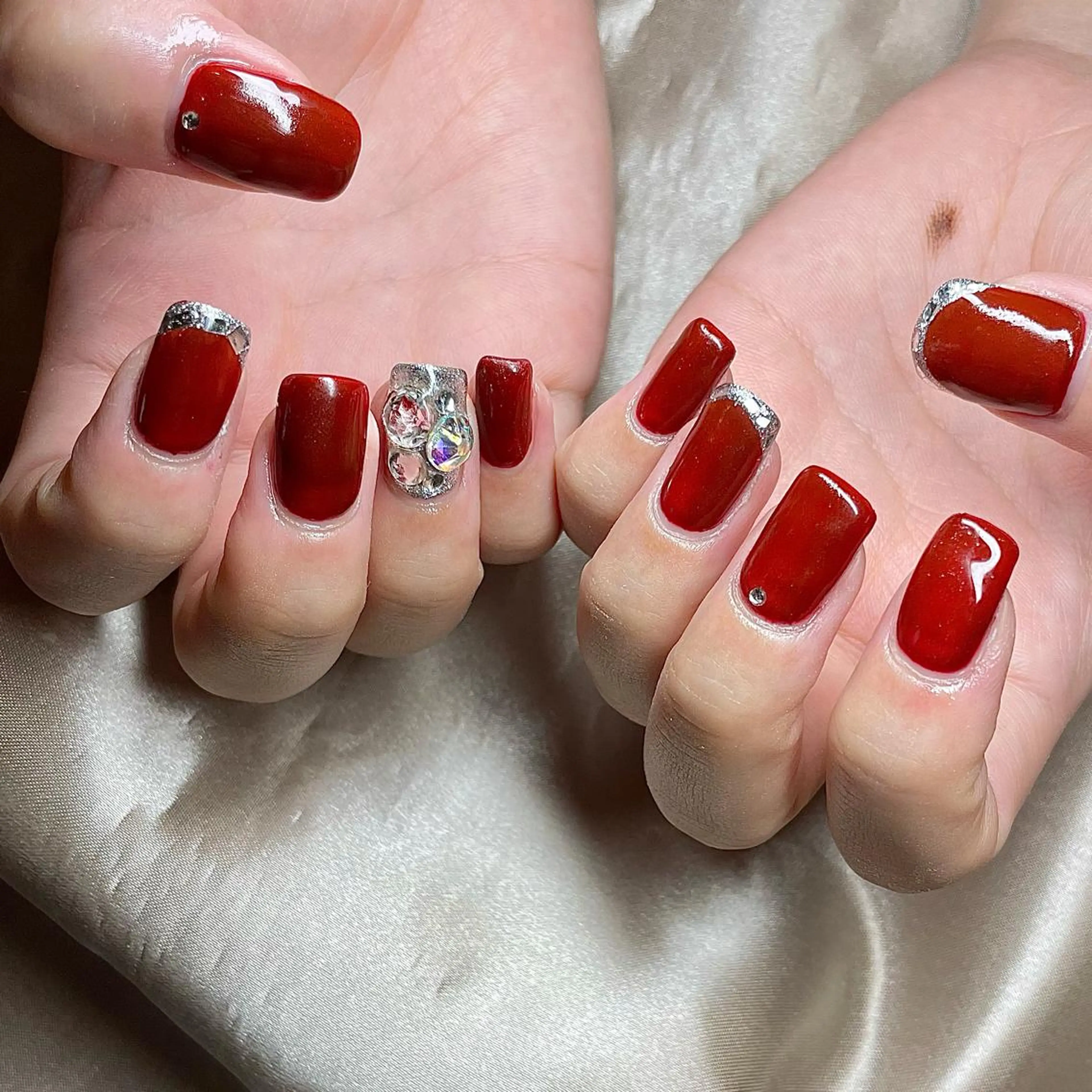 ミディアム カラー パーマ ヘアアレンジ メンズ キッズ ネイル マツエク・マツパ ボルドーカラー ボルドー キラキラネイル nail&eye Aoのマツエク・マツパデザイン