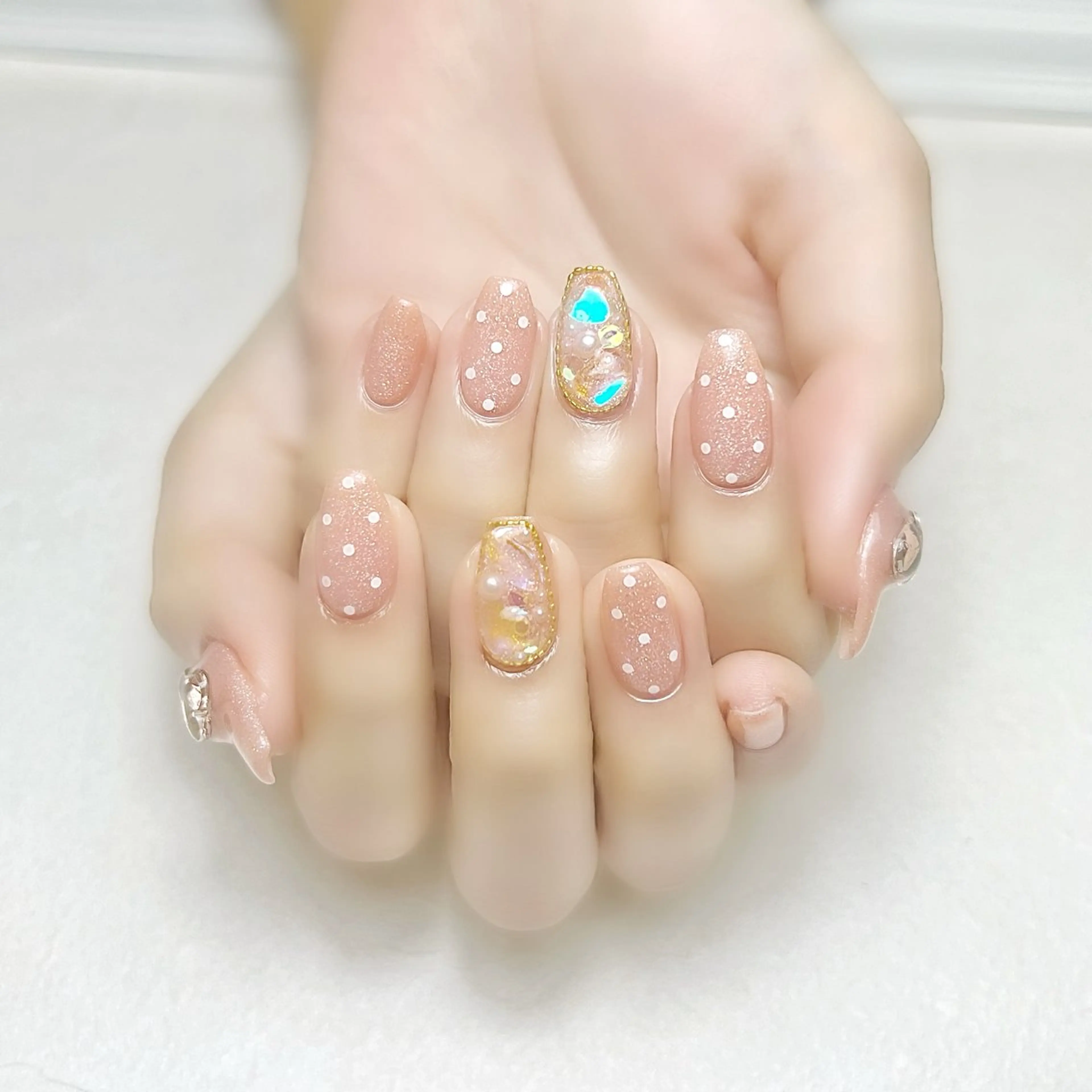 ネイル ドット ガーリー キラキラネイル 夏ネイル ワンホンネイル rouse nail RISATOのネイルデザイン