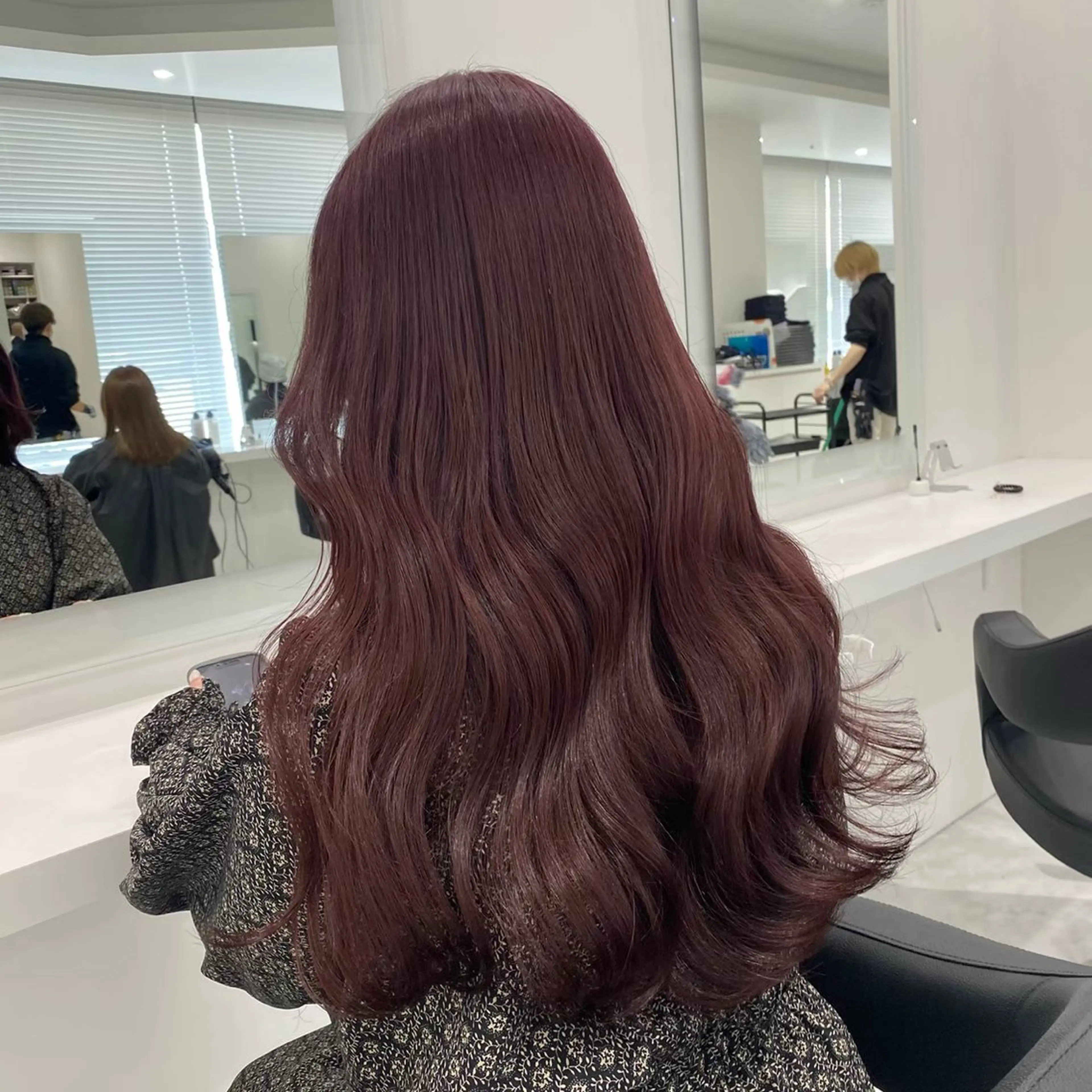 セミロング カラー レッドカラー 🩵ダメージレス艶感 ハイトーン🩷のヘアスタイル