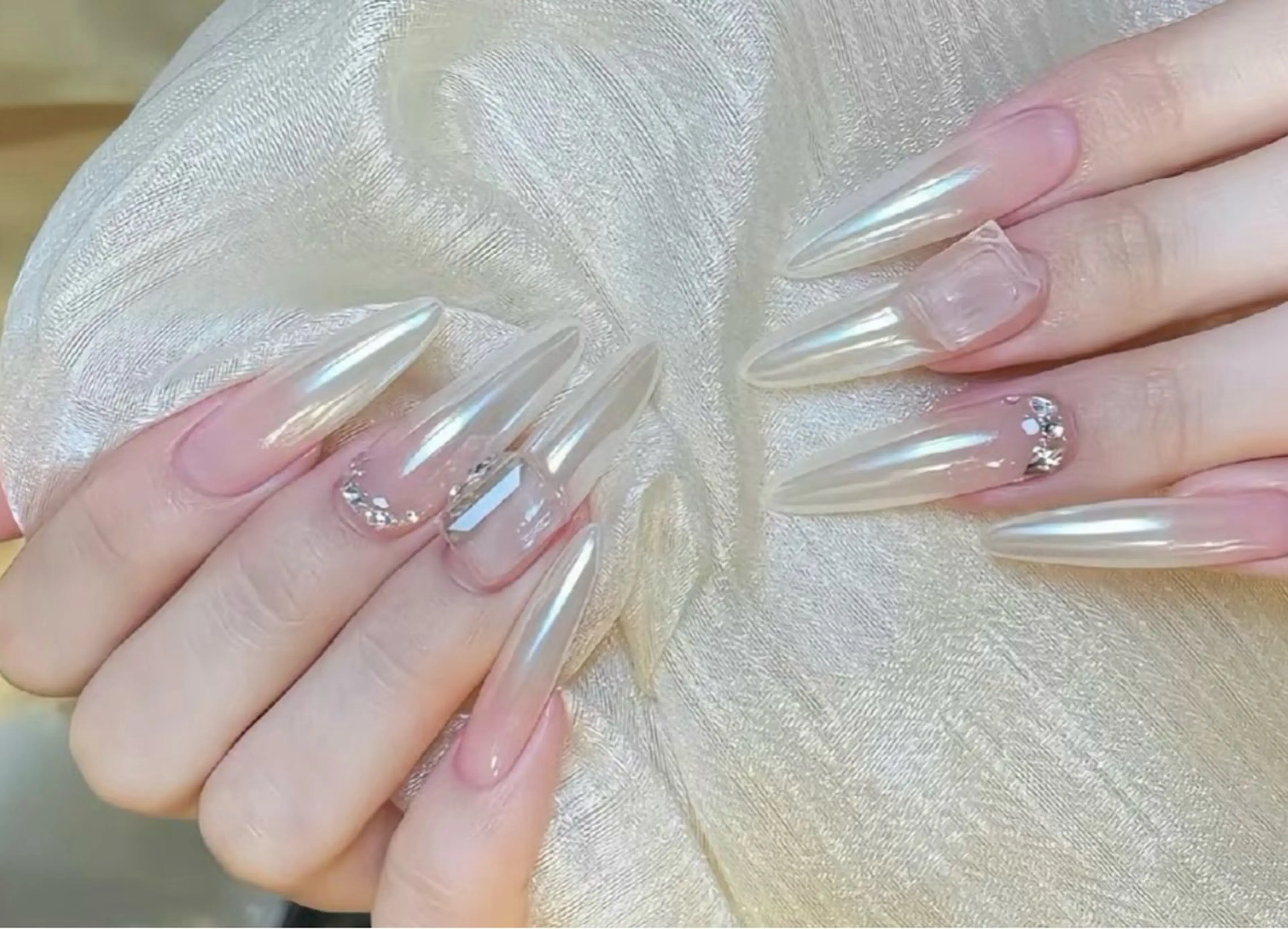 ネイル フレンチネイル ジェルネイル ガラスフレンチ グラデーション ラメ(グリッター) ハンドネイル ネイルサロン Jasmine 池袋東口所属・YU RIのネイルデザイン