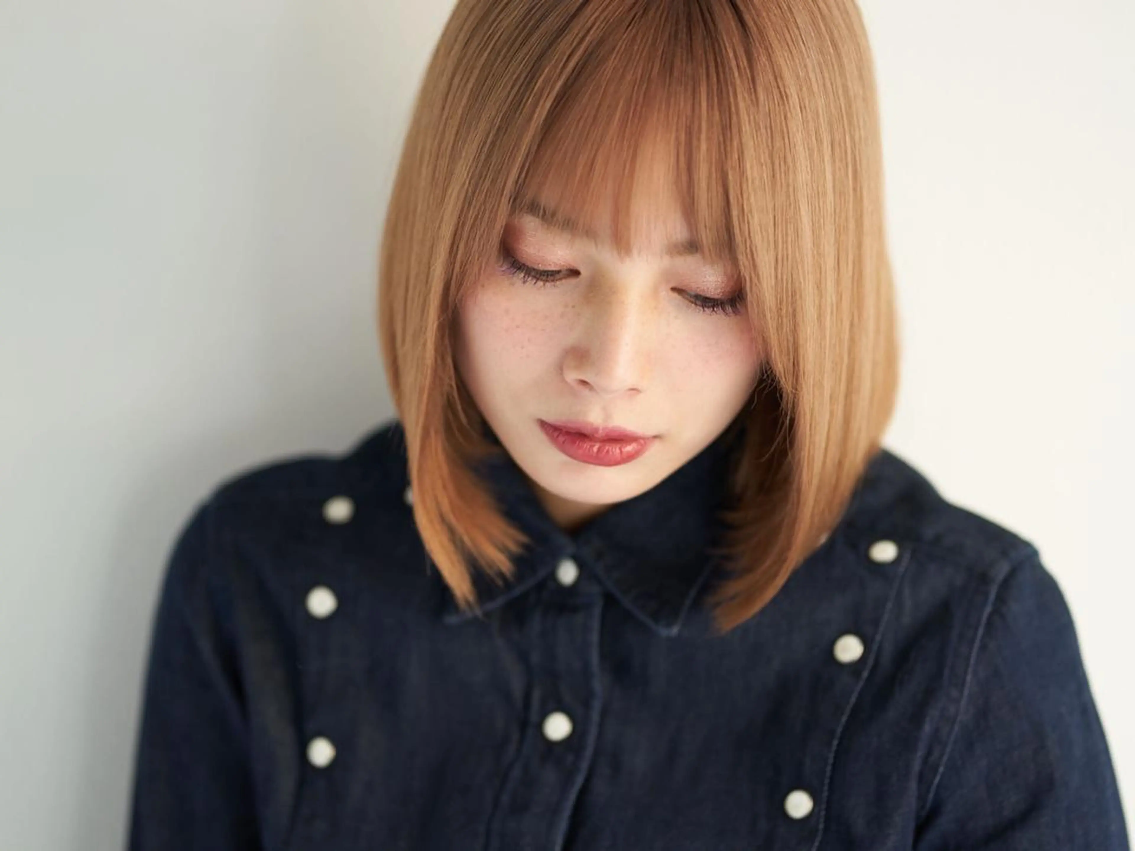 ミディアム カット ヘアカラー トリートメント 美髪/髪質改善 レイヤー/透けカラーのヘアスタイル