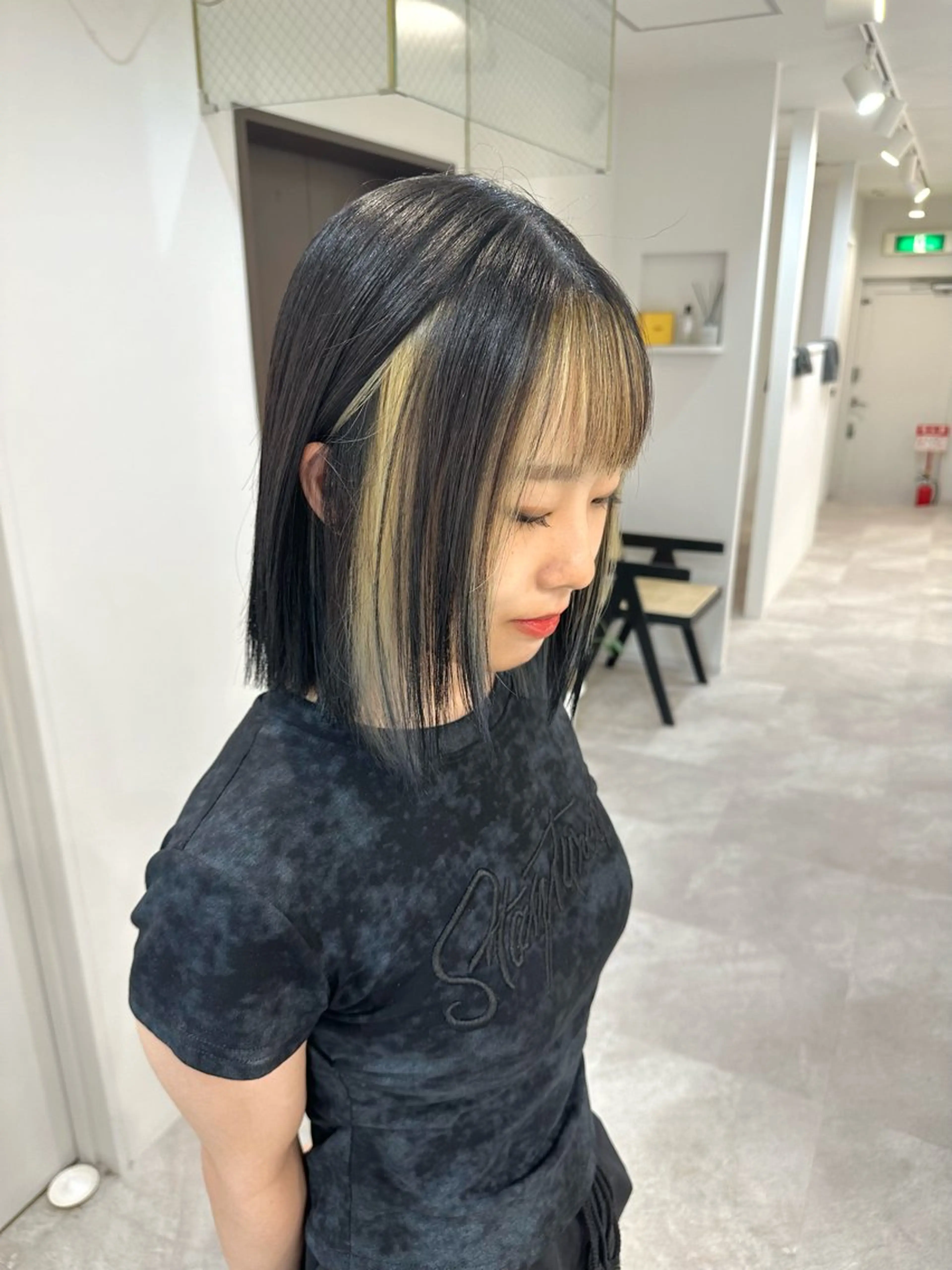 ショート カラー ヘアアレンジ 切りっぱなしボブ ミストバング ブリーチ ブロンド ケアブリーチ SALOWIN京都河原町Suite店所属・外国人風レイヤー/ ハイトーンSHUのヘアスタイル