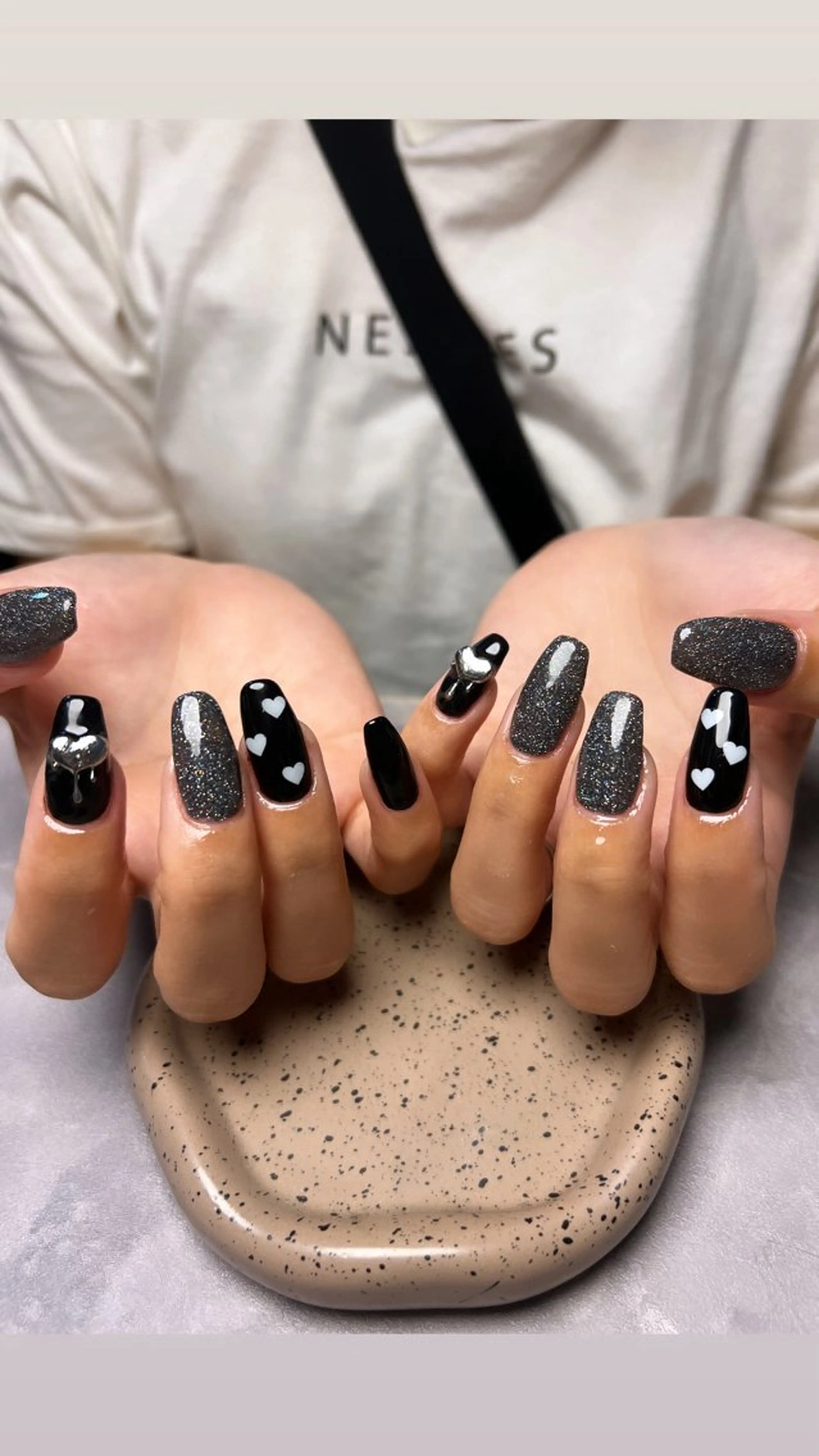 フラッシュネイル＋ワンカラー組み合わせネイル！パーツはつけ放題です💅💗の写真