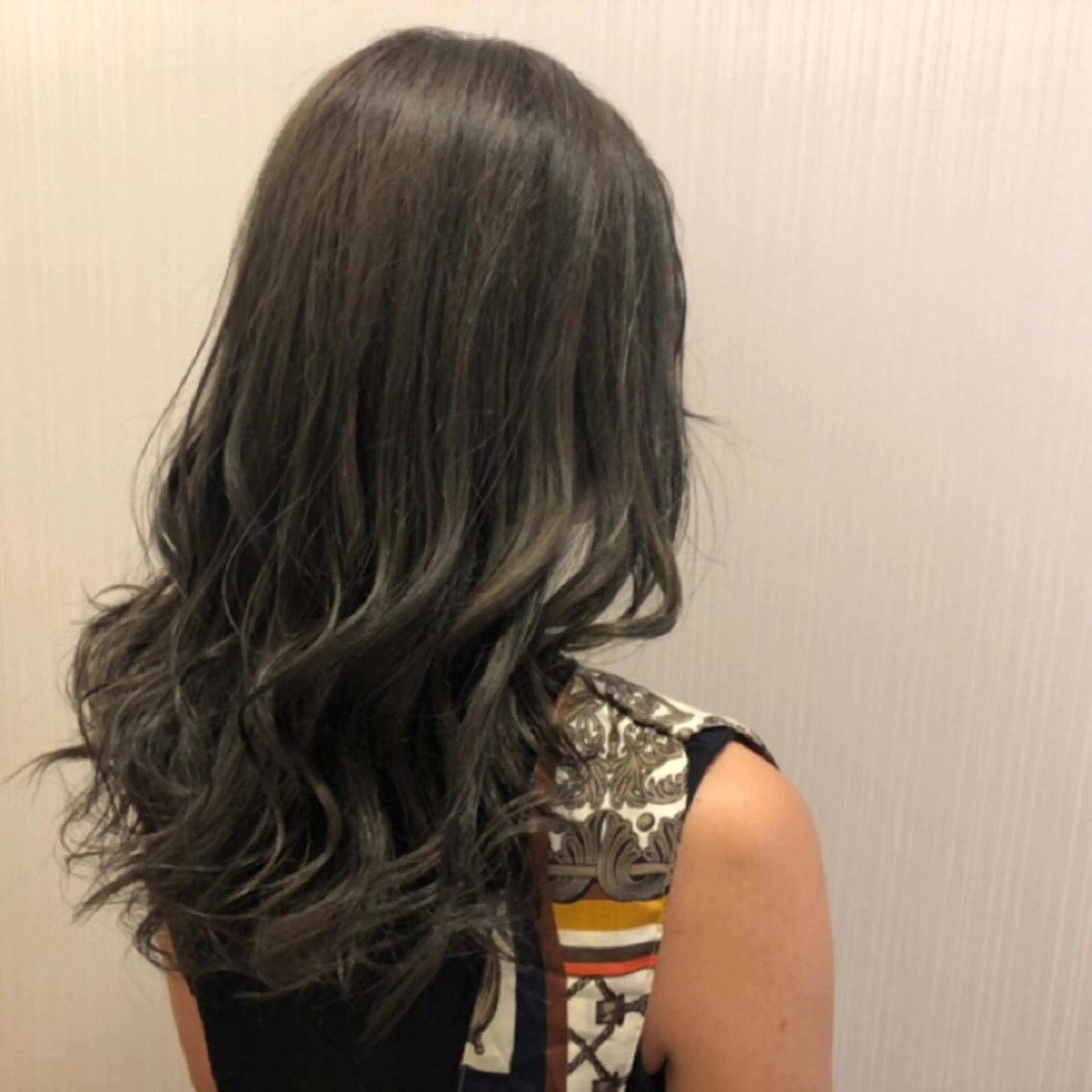 セミロング アッシュ ヘアカラー 小森谷 亮太のヘアスタイル