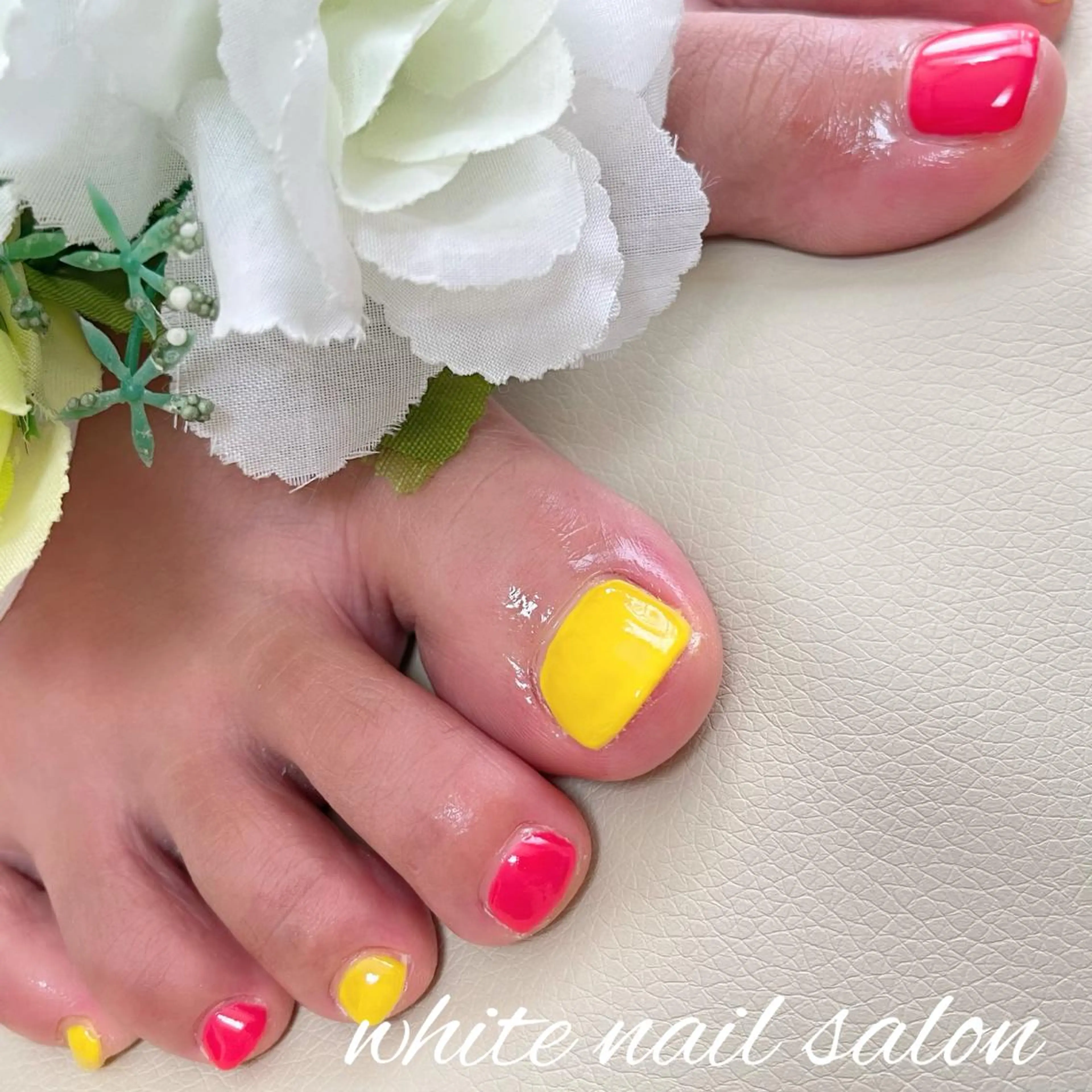 ネイル フットネイル ジェルネイル ハードジェル ラメ(グリッター) 持ち込み フットネイル white nail salonのネイルデザイン