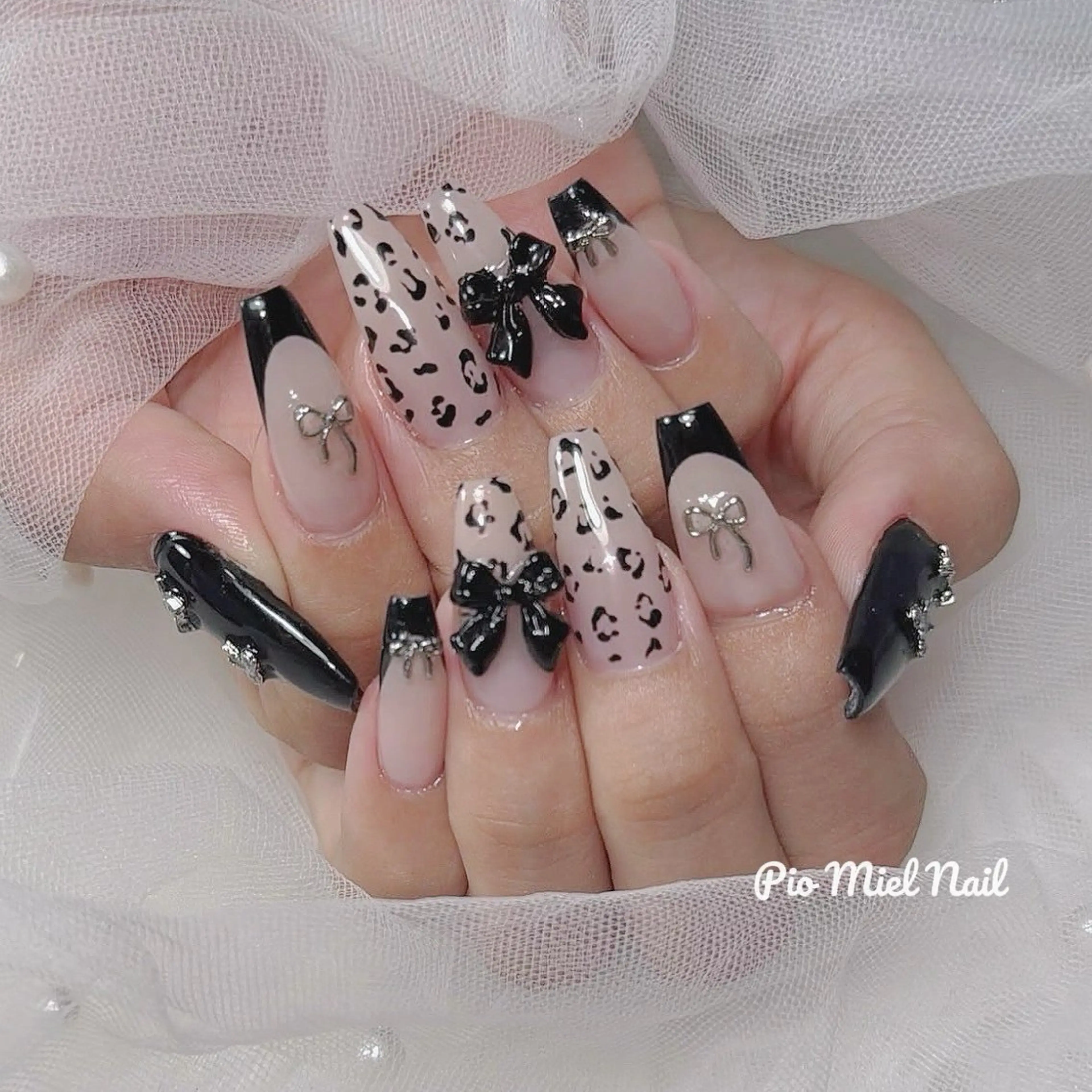 ネイル アニマル柄 フレンチネイル リボン シルバー ハンドネイル HANA 長さだしのネイルデザイン