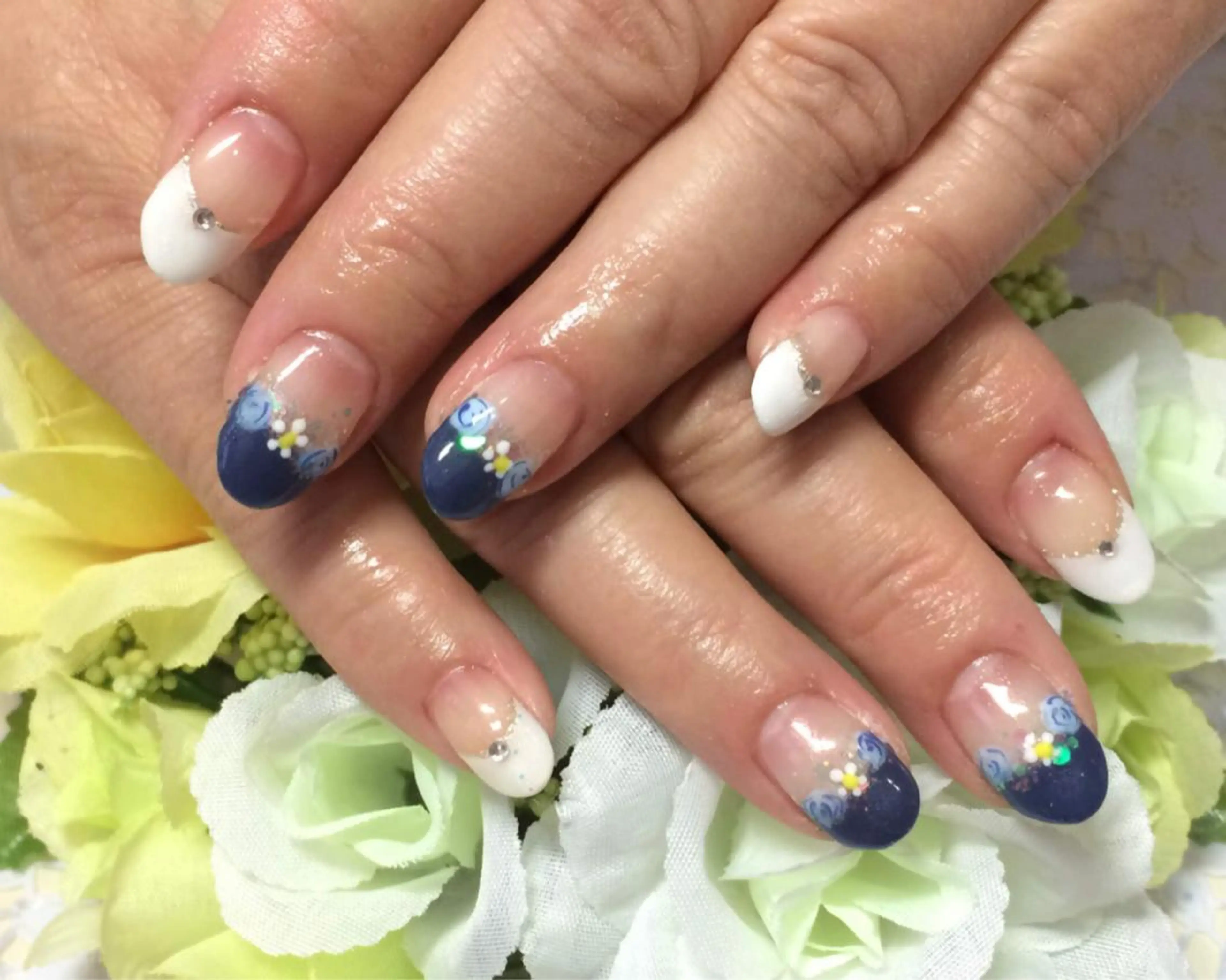 ネイル フラワーネイル フレンチネイル SINCERELY シンシアリー🌈のネイルデザイン