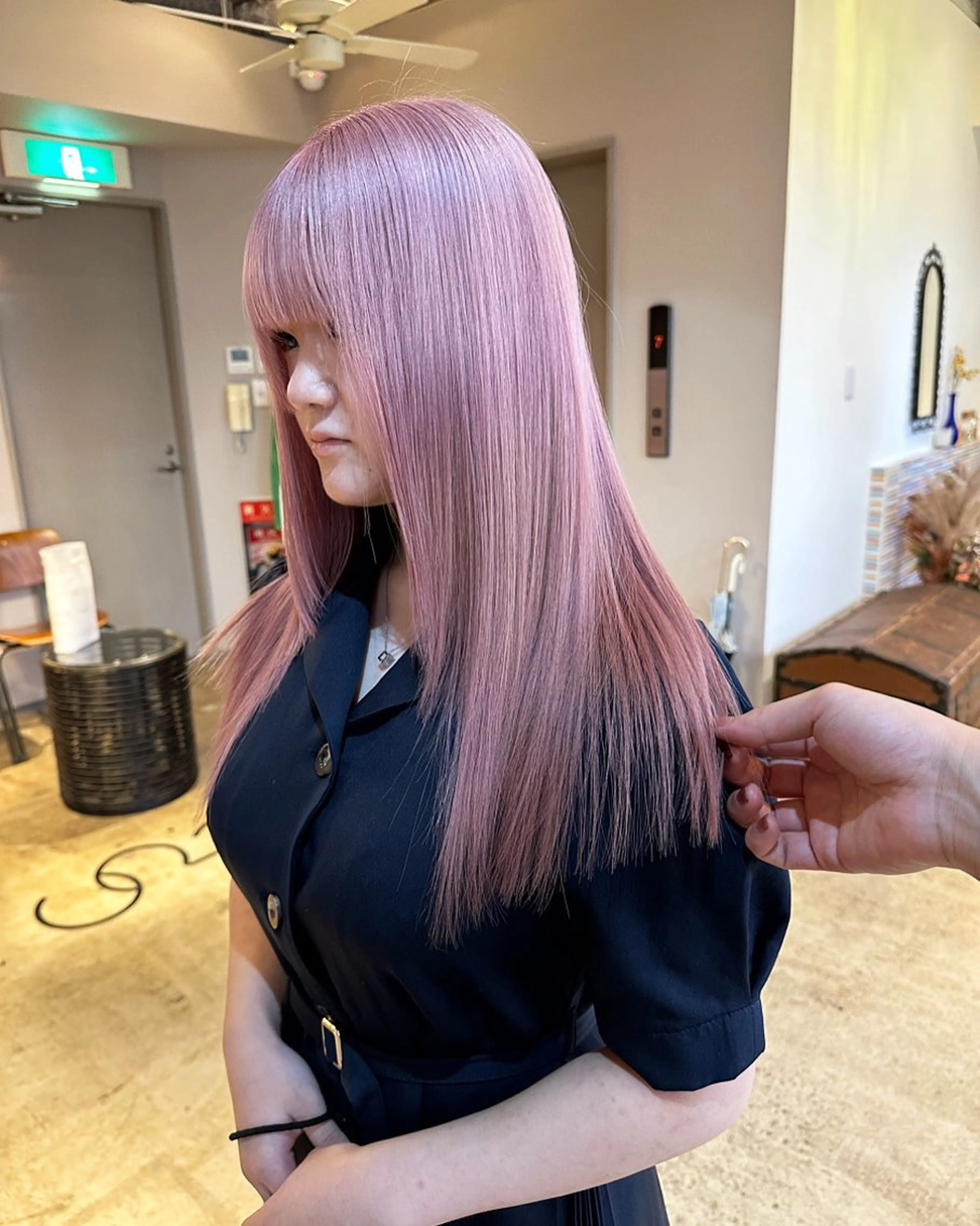 ロング カット ヘアカラー ミルクティーベージュ outaのヘアスタイル