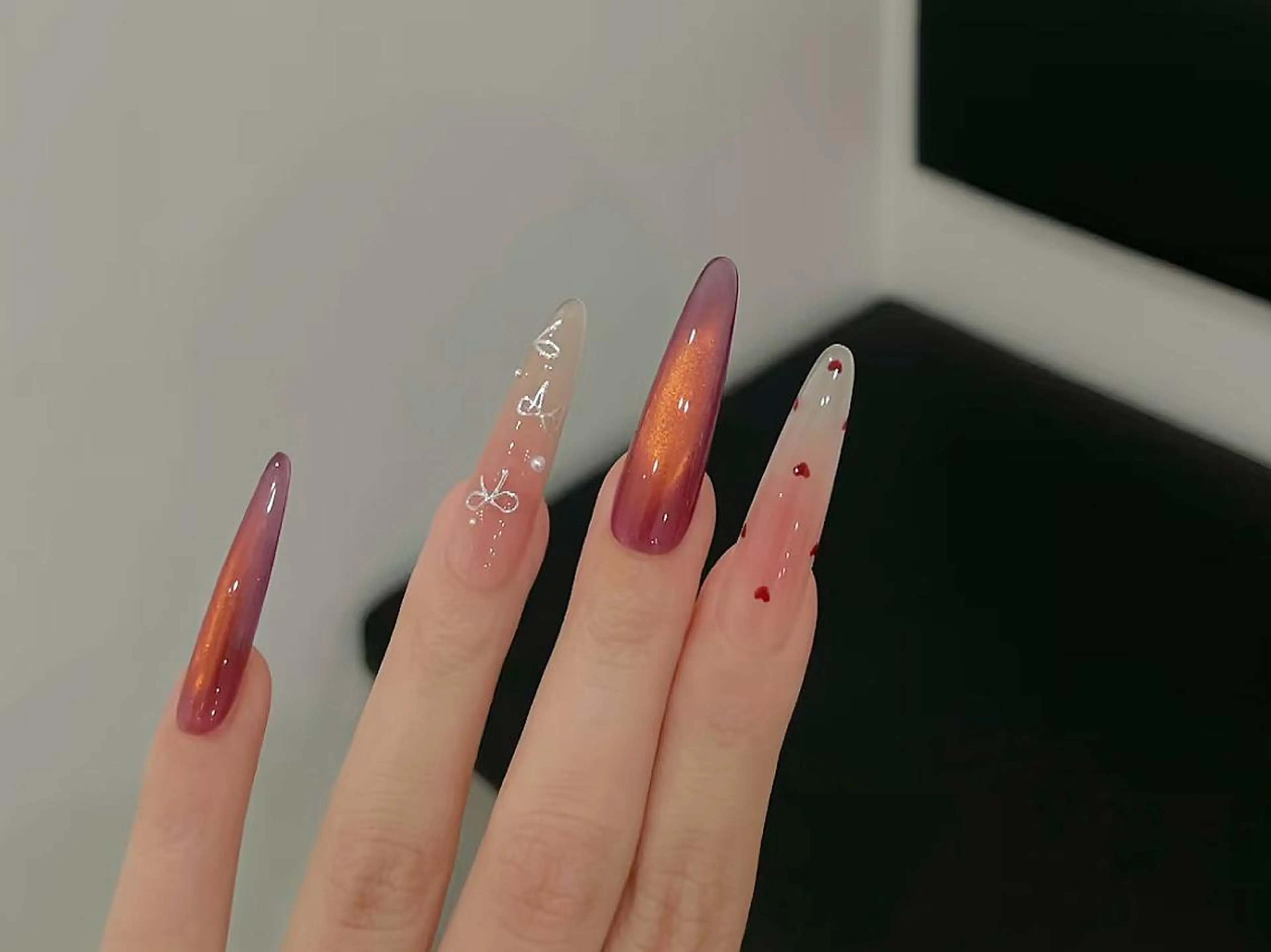 ネイル フレンチネイル ガーリー ホログラムネイル キラキラネイル ロングネイル ハンドネイル ハンドケア ナユキNA.YUKI 新宿店のネイルデザイン