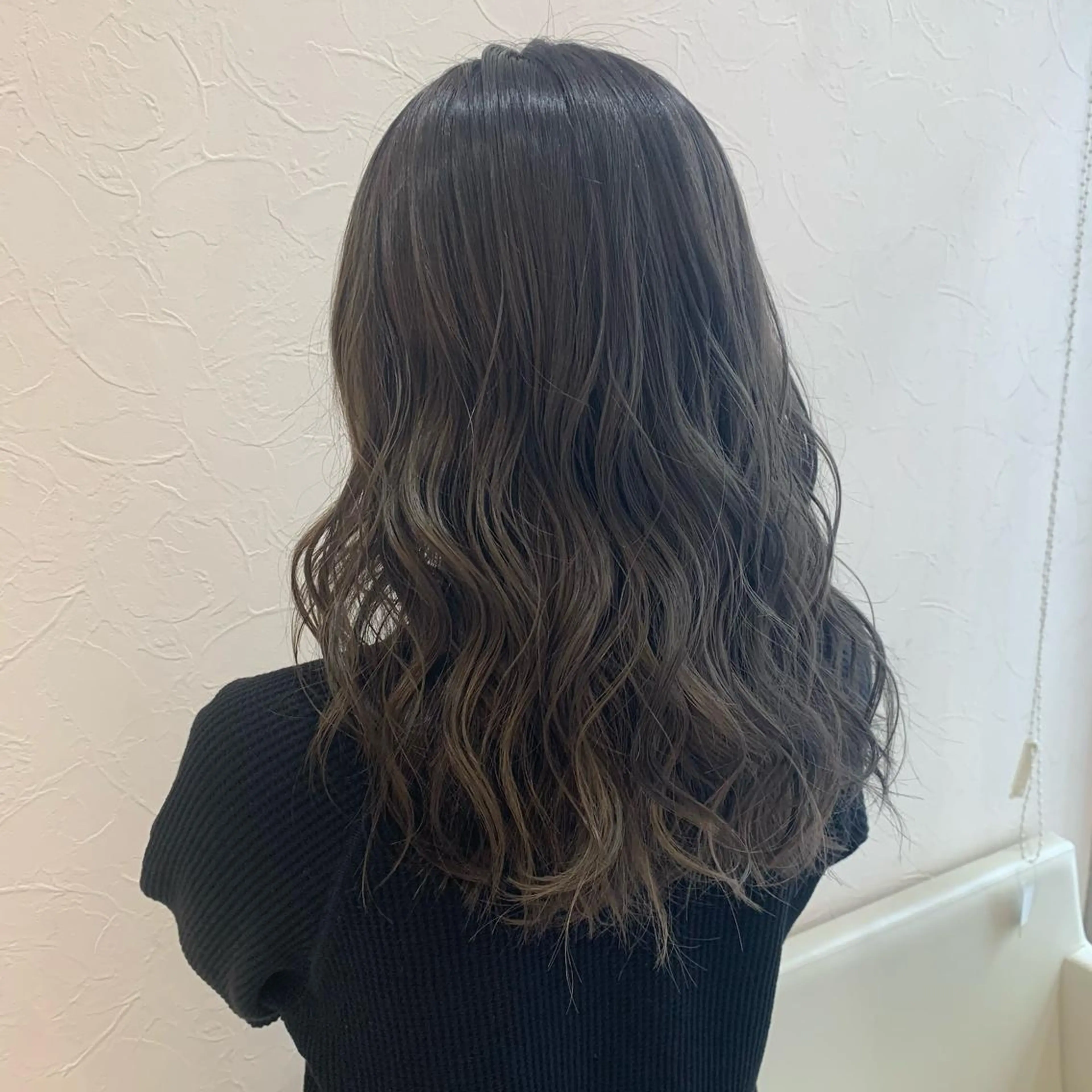 セミロング 店長ハイトーンカラー 柞山史奈のヘアスタイル