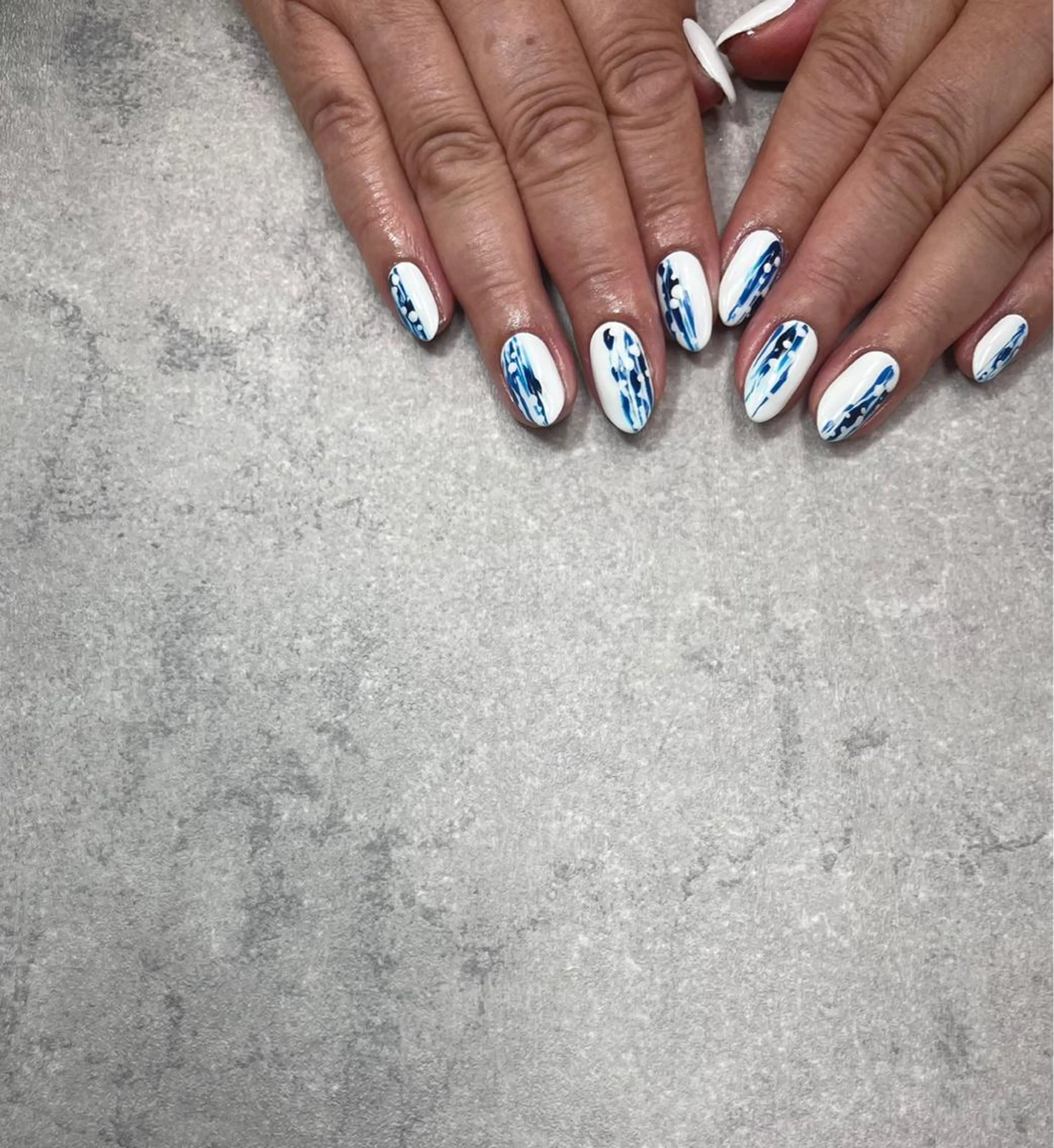 ネイル ネイビー ニュアンスネイル 夏ネイル ホワイト ハンドネイル ハンドケア FASTNAIL PLUS 新宿店のネイルデザイン