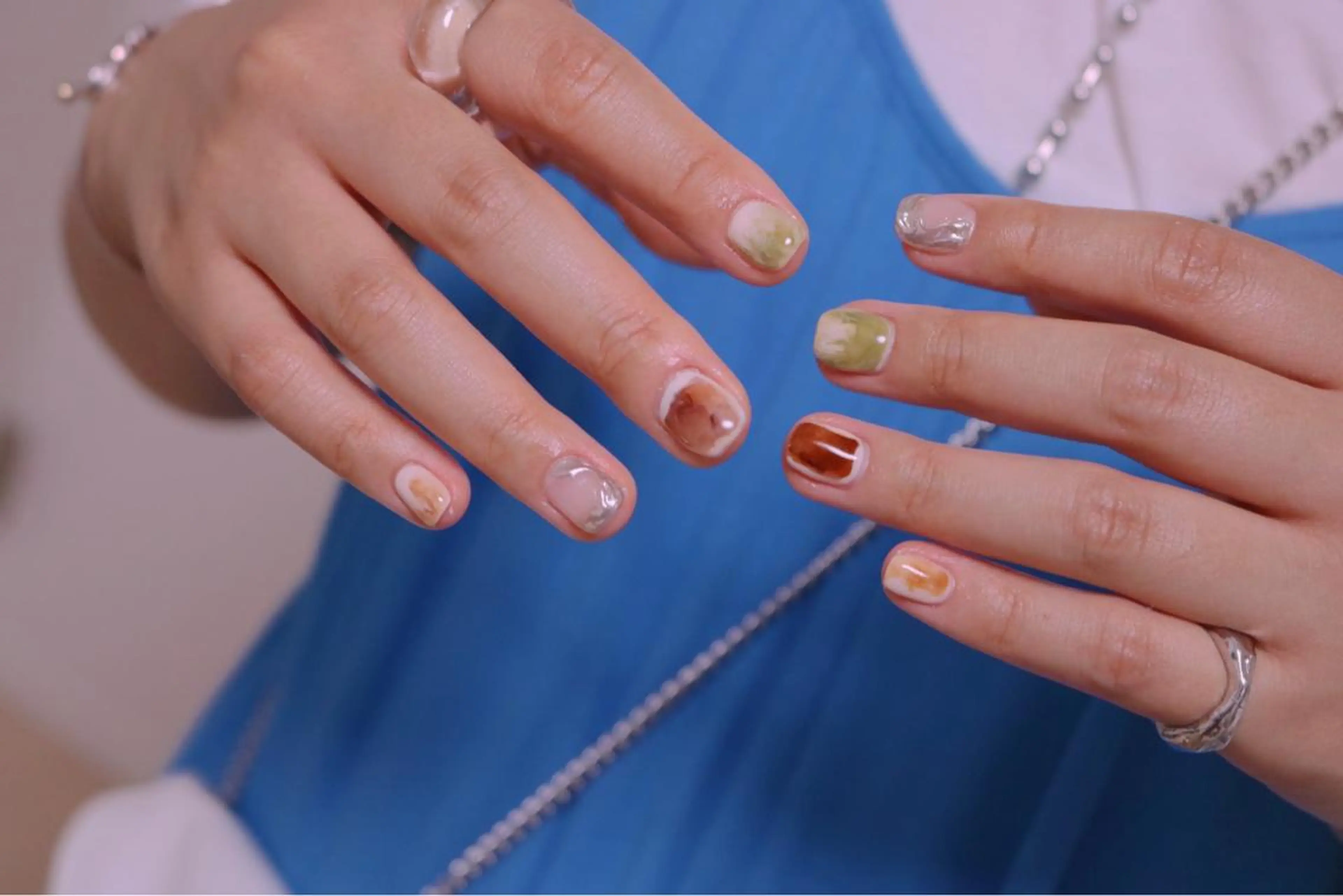 ネイル オーロラネイル カジュアル 長さ出し ジェルネイル 韓国ネイル ハンドネイル MH Nailのネイルデザイン