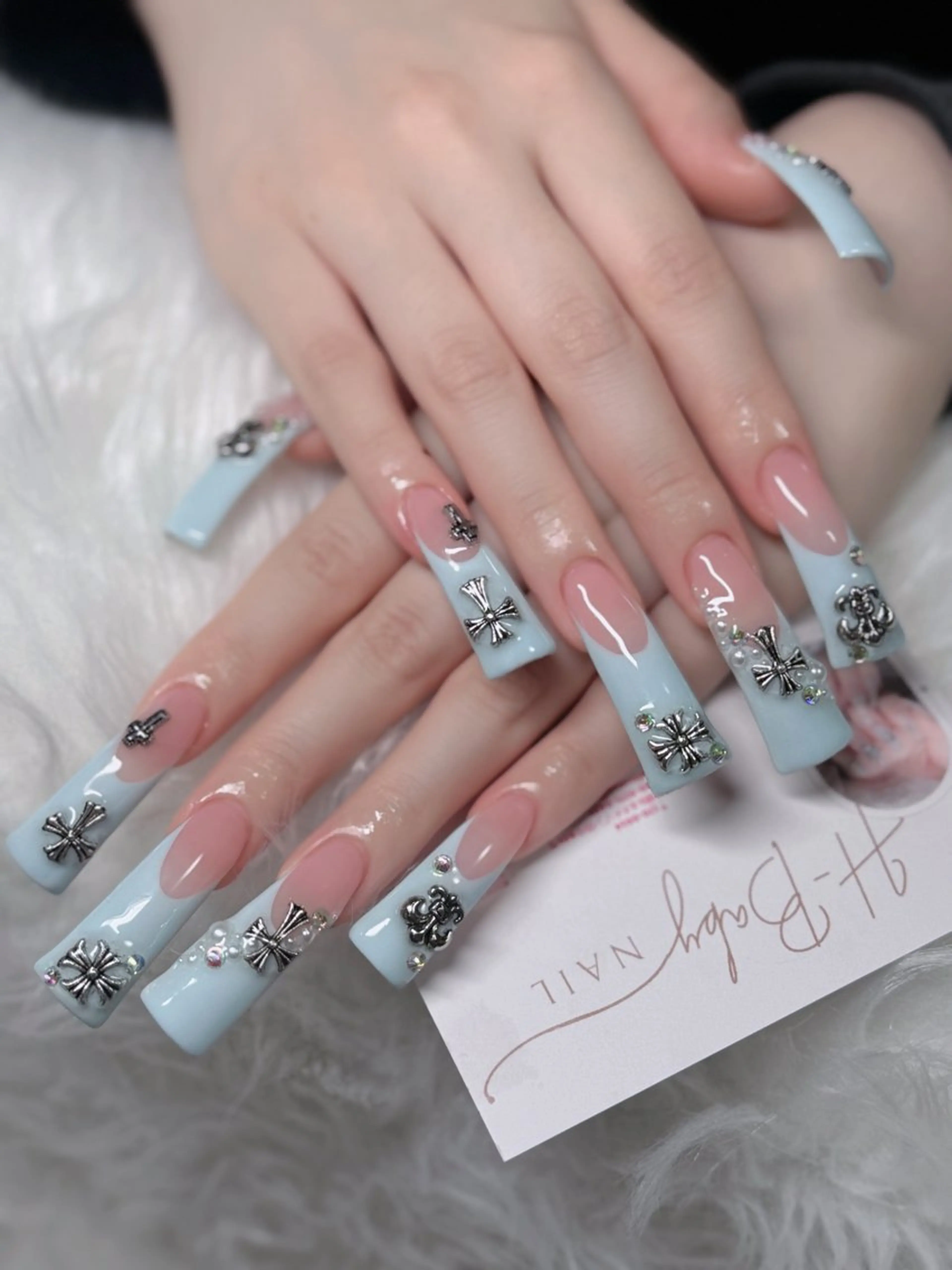 ネイル オーロラネイル フレンチネイル ジェルネイル ハロウィン キラキラネイル H.baby Nail Salonのネイルデザイン