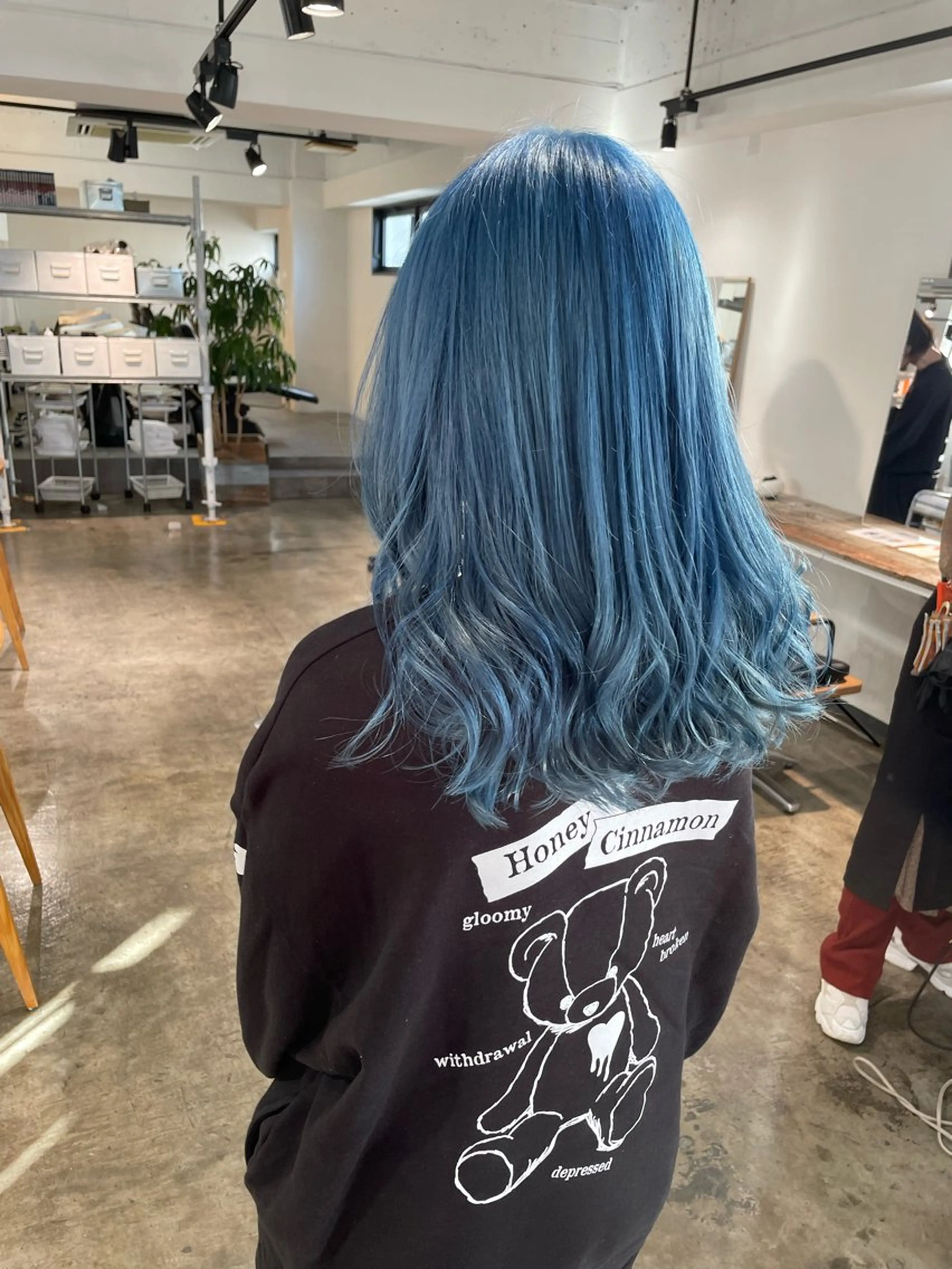 ミディアム カラー ブルーカラー ハイトーンカラー ヘアカラー トリートメント ハイトーン/レイヤー /ケアブリーチ石川治のヘアスタイル