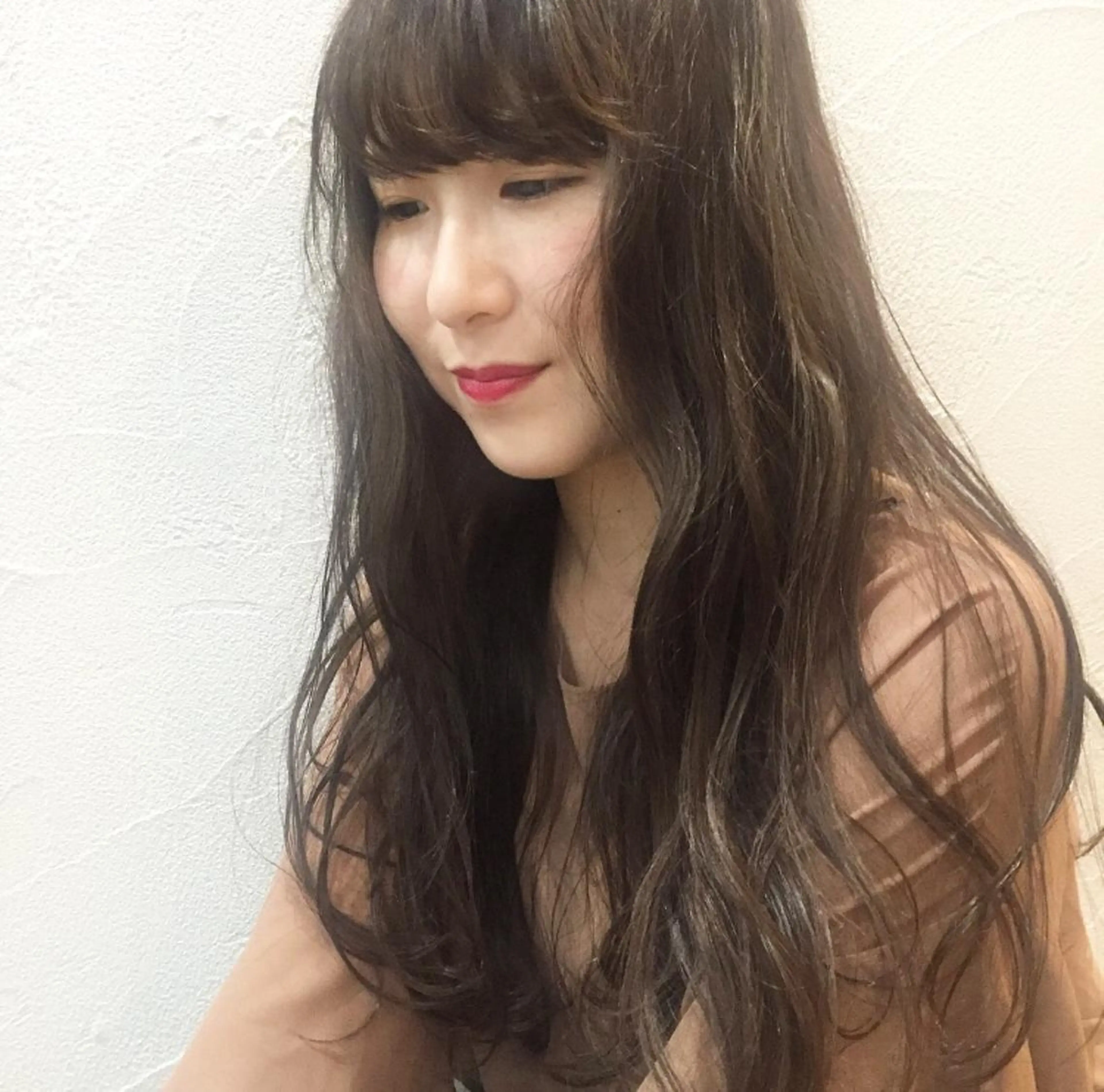 カラー 岩田 萌那のヘアスタイル