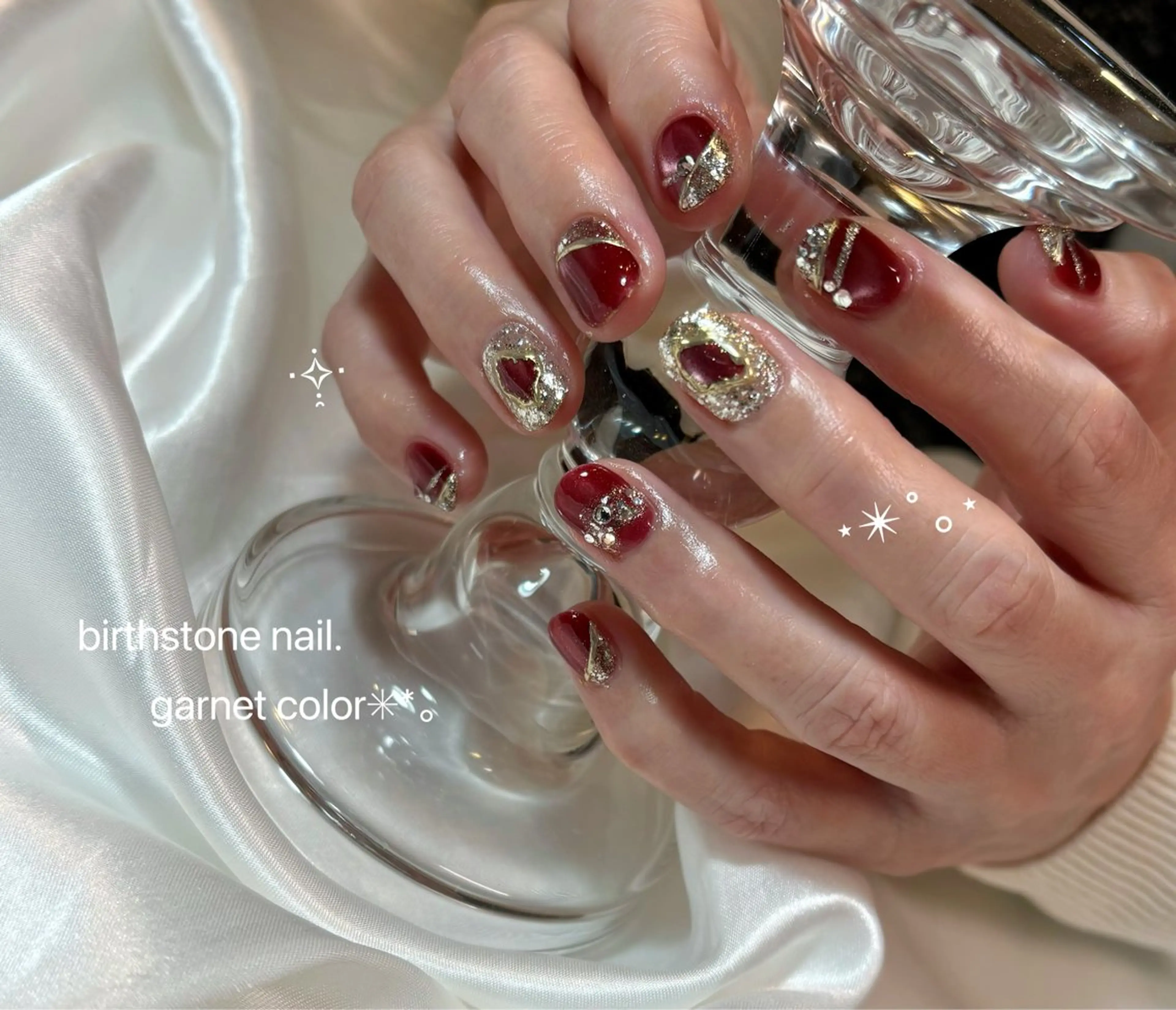 ネイル キラキラネイル マグネットネイル 赤色 ショートネイル Chat　noir所属・【chatnoir】 MIYUのネイルデザイン